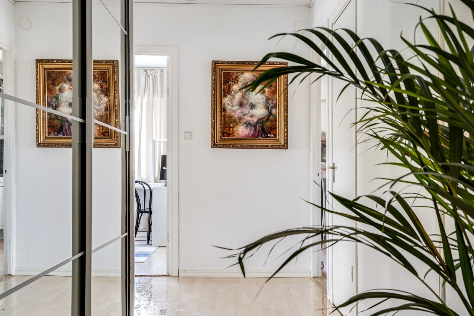 Välkommen till Haegerströms väg 7. Stor garderob till ytterkläder direkt i hallen