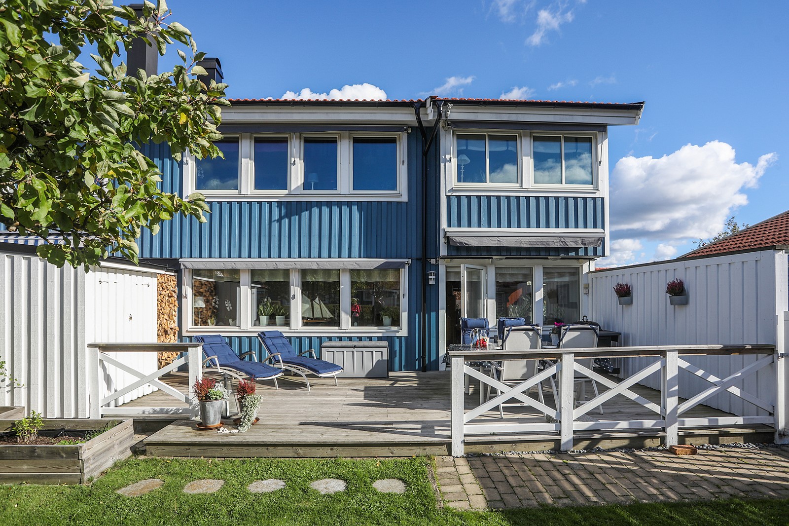 Välkommen till detta generösa gavelhus beläget i populära Fiskebäck