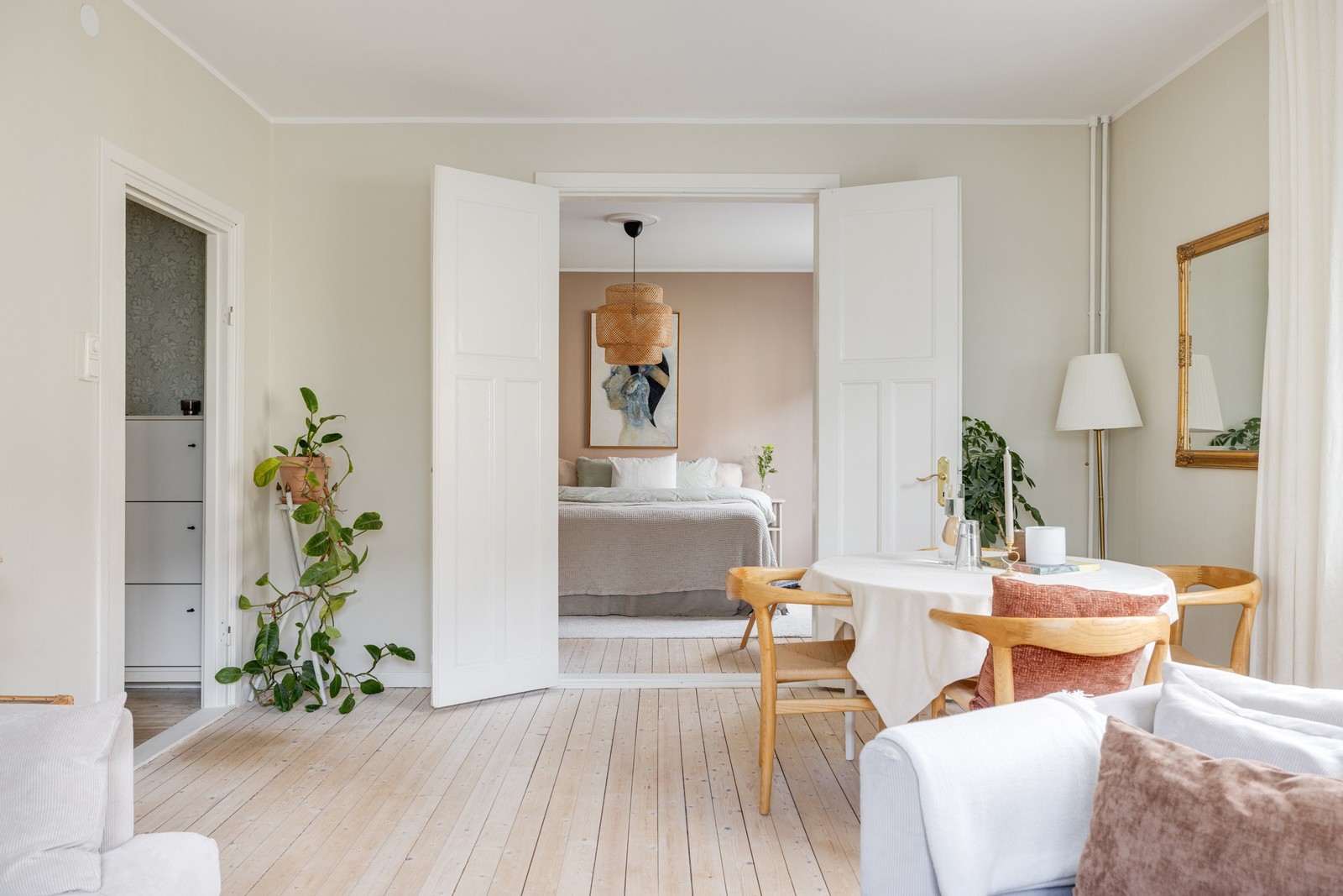 Fantastiska pardörrar som ger vardagsrummet en tidlös karaktär