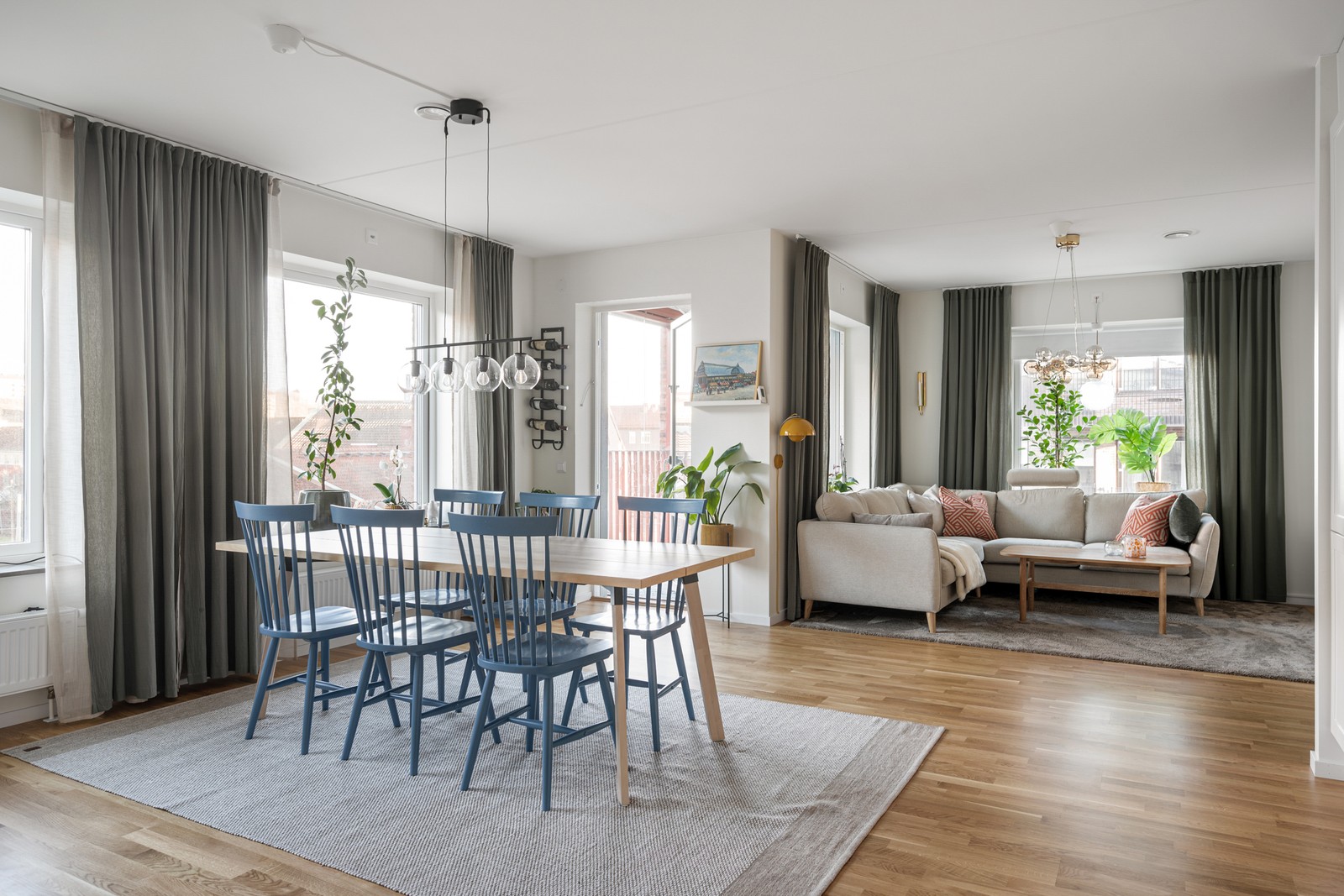 Högkvalitativ fyrarummare med balkong!