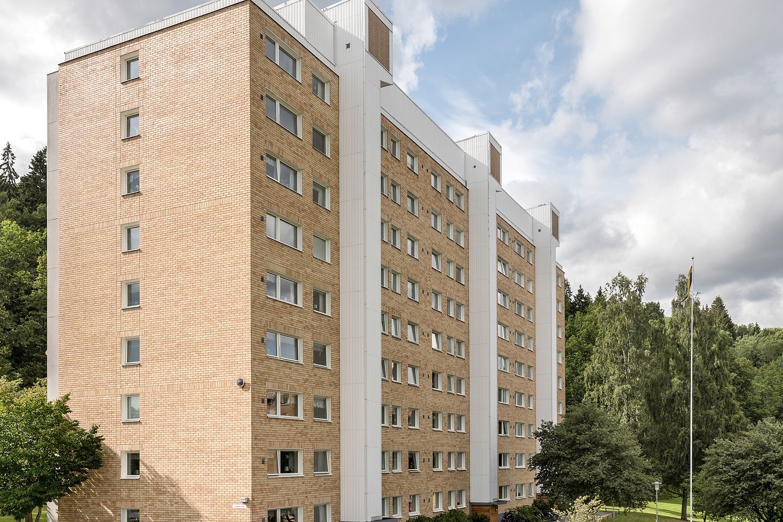 Framför dig ser du Veragatan 14, en av föreningens tre byggnader.