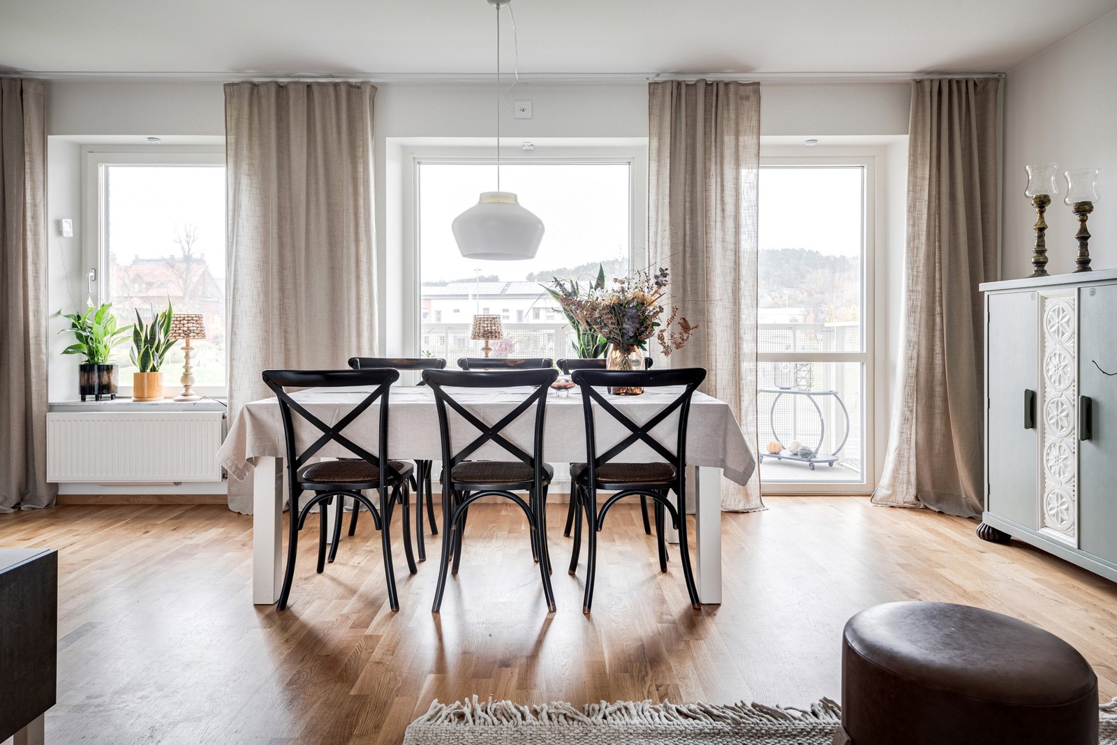 Välkommen till Kviberg och denna ljusa trea med två balkonger!