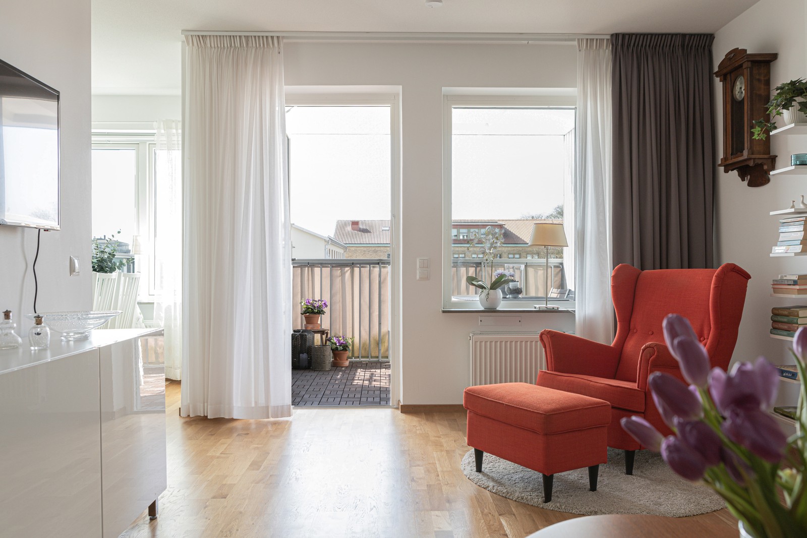 Vardagsrum med utgång till västerbalkong