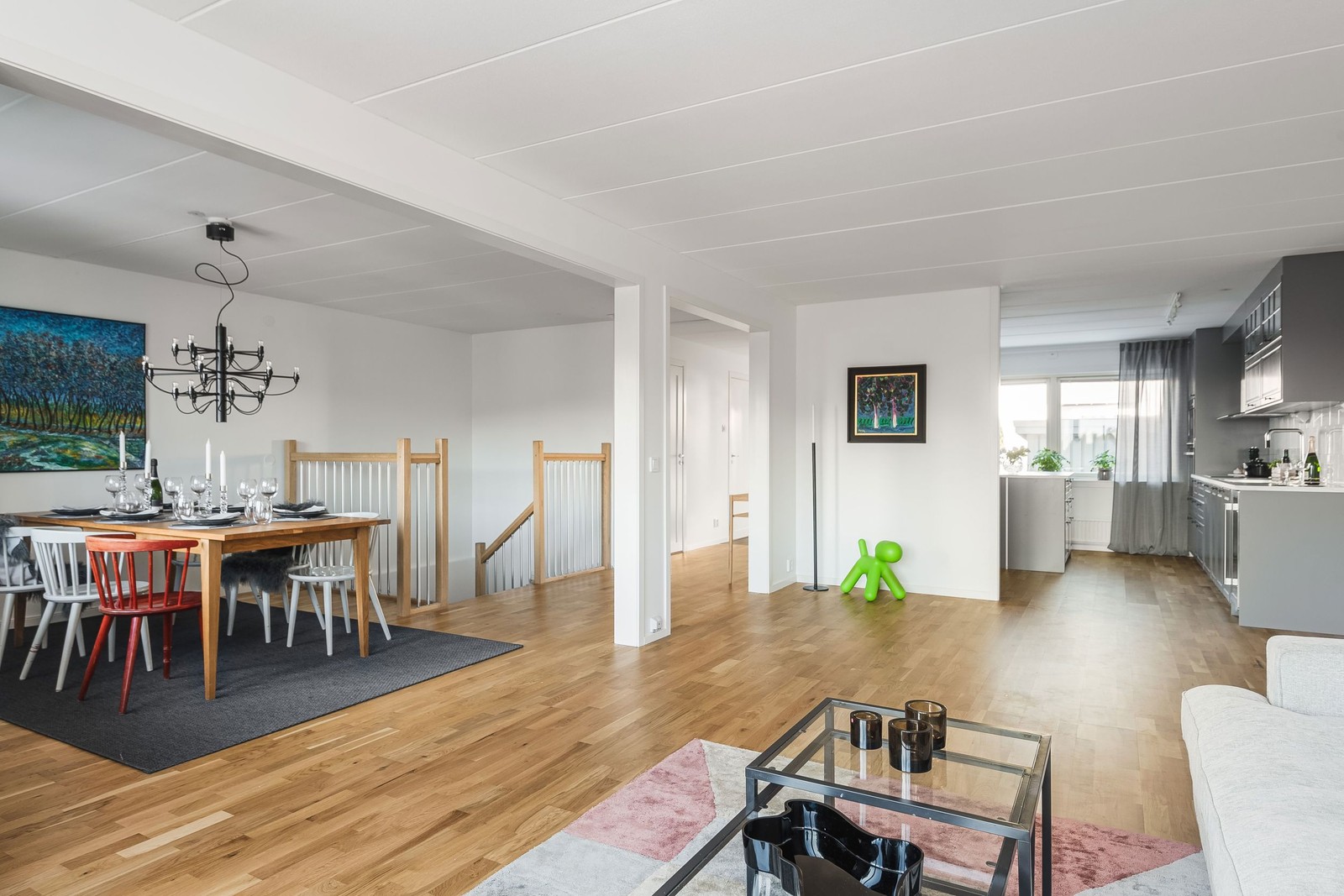 Härligt ljusinsläpp och gott om umgängesytor