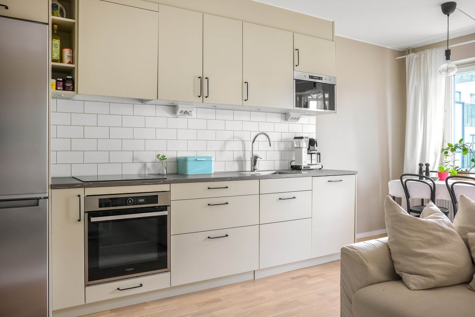 Ledorden för denna bostad är ljus och rymd, på våning 7 av 10 bor du med ett högt & fritt läge