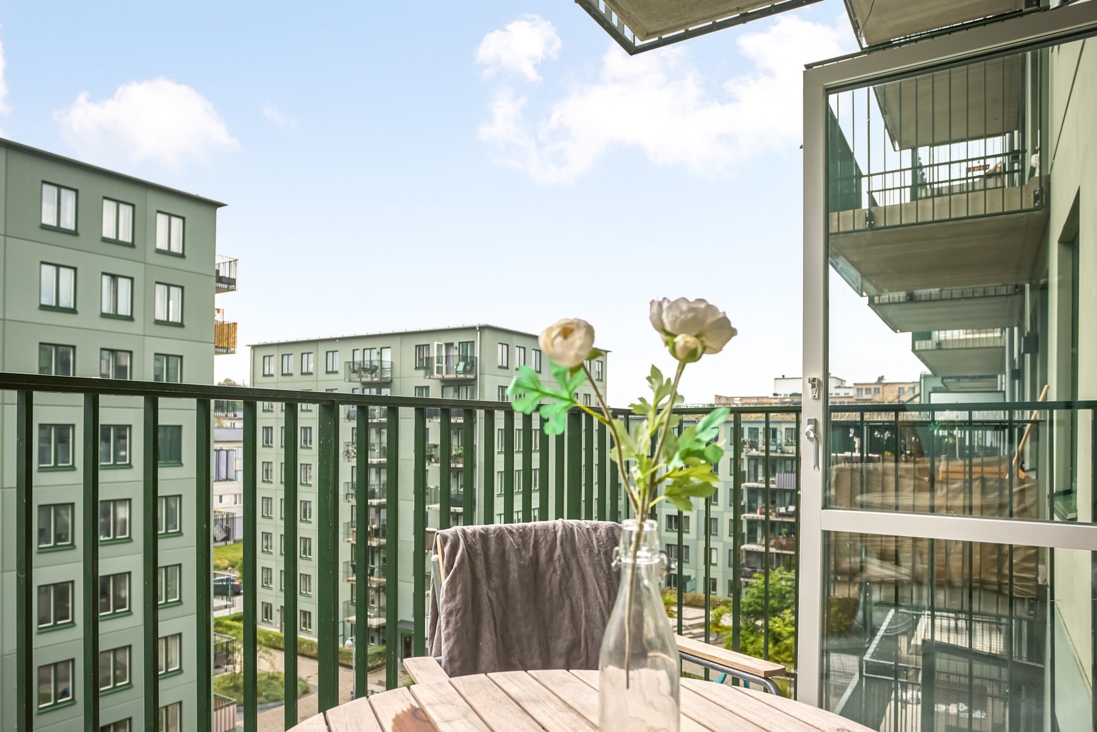 Belägen i ett eftertraktat sydvästläge med plats för utemöbler och blomsterarrangemang