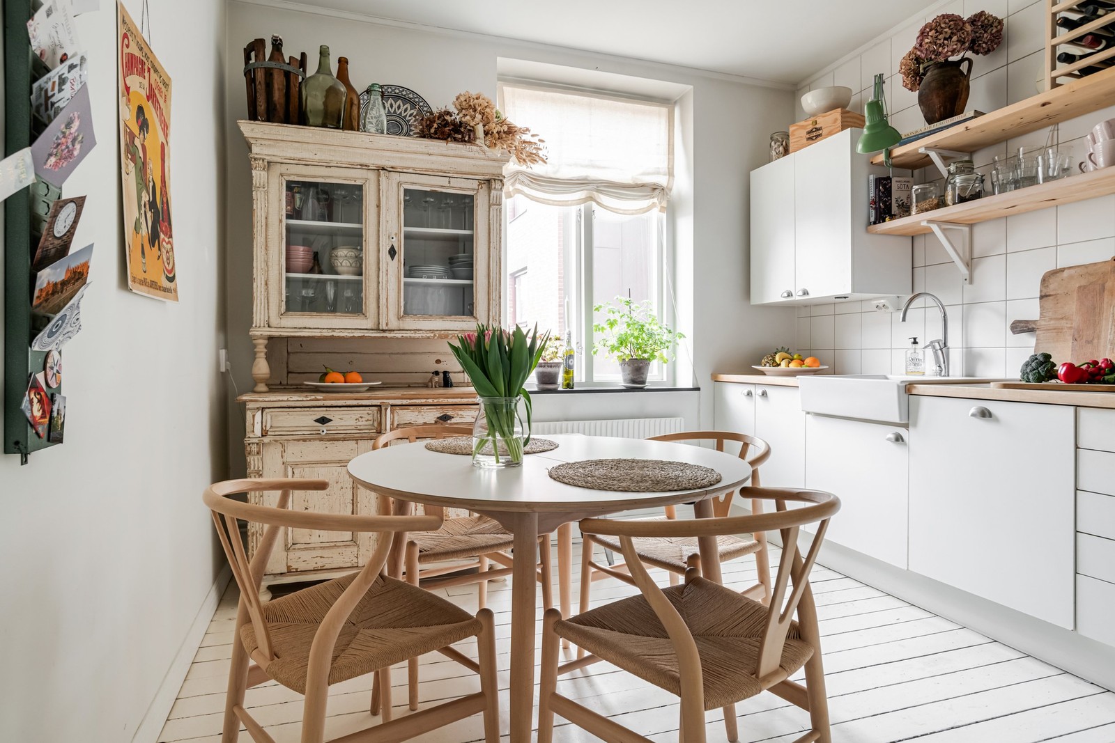 Köket är beläget mot föreningens trivsamma och grönskande innergård