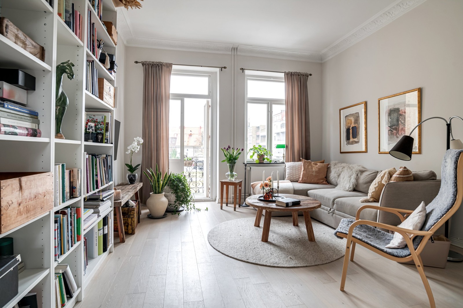 Trivsamt vardagsrum med fint ljusinsläpp