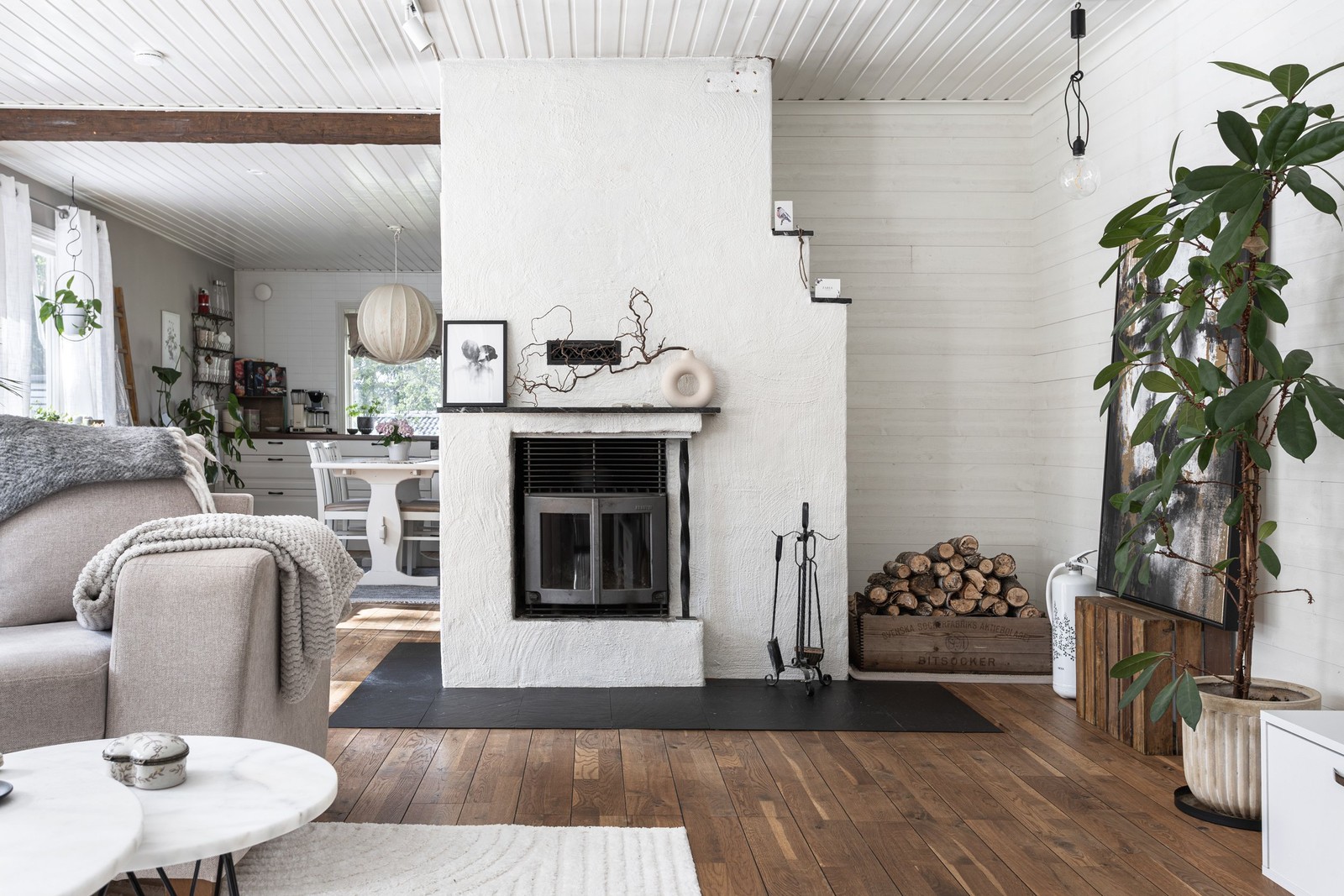 Vardagsrum med öppen spis