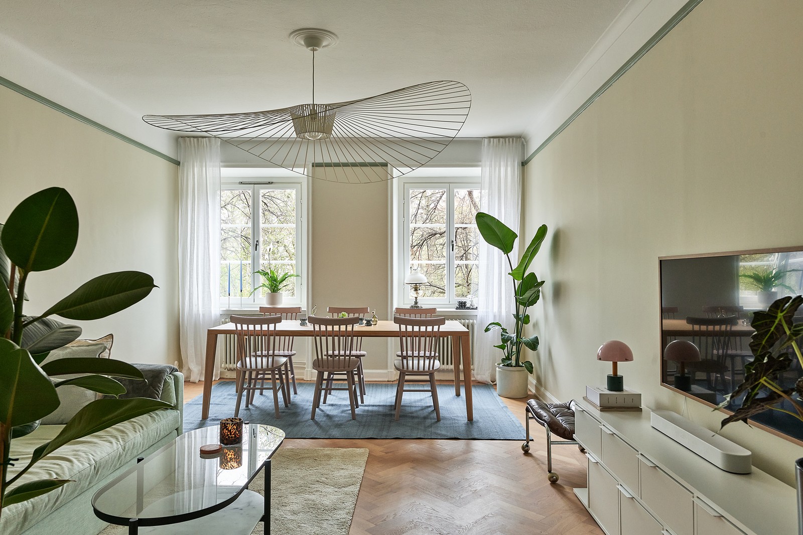 Inbjudande 20-talstvåa med fri parkutsikt