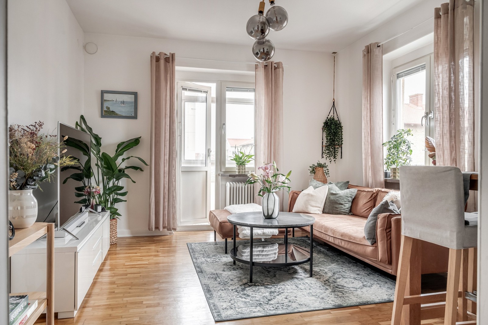 Gott om plats för soffa och mediamöbler