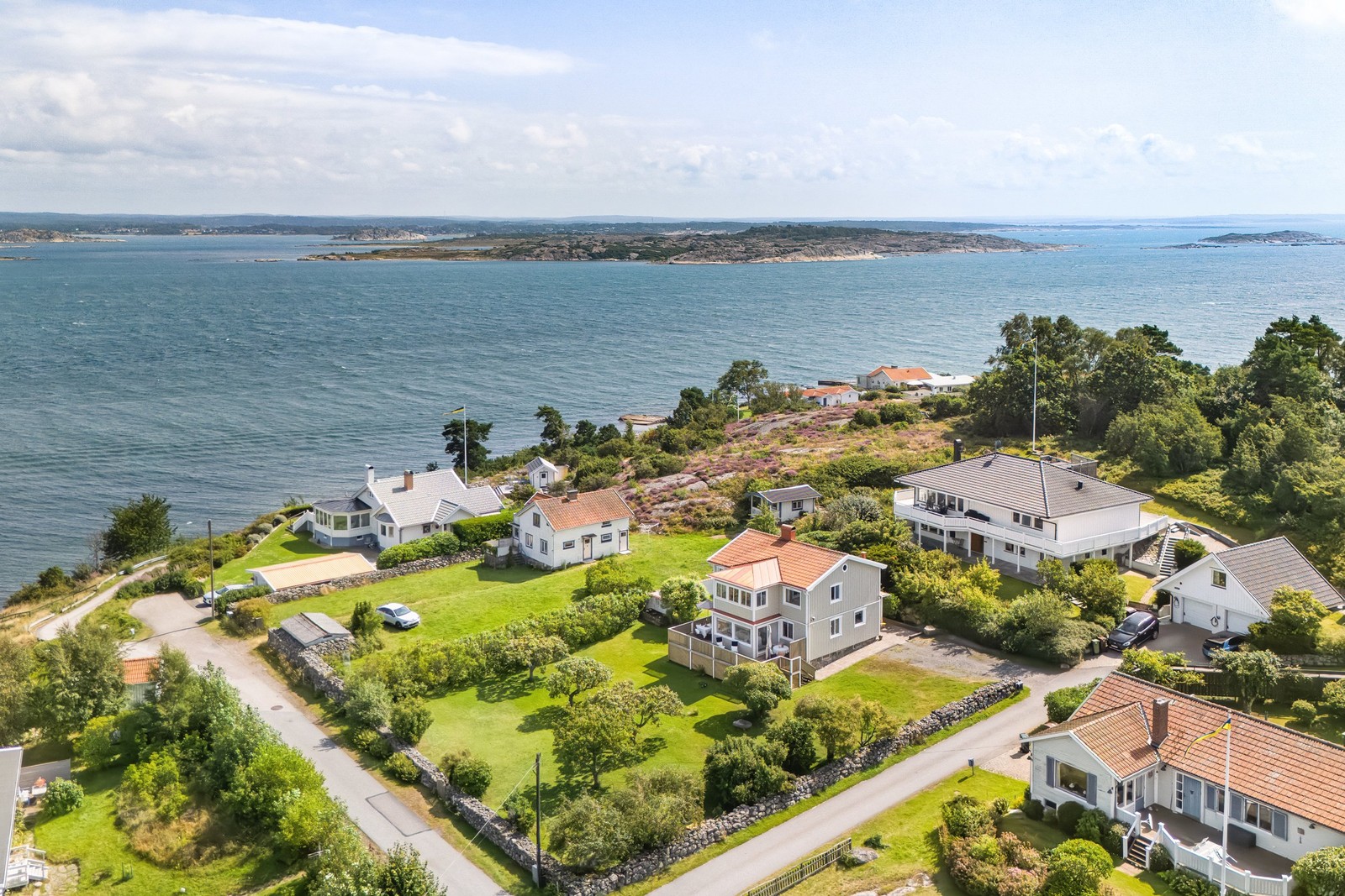 Välkommen till Utkiken 1 med ett högt och vackert läge i Draget