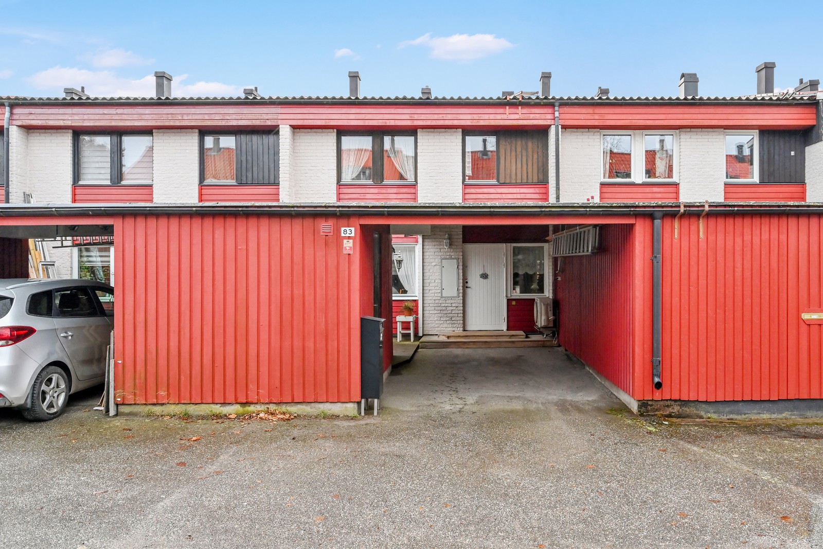 Carport och förråd intill entrén