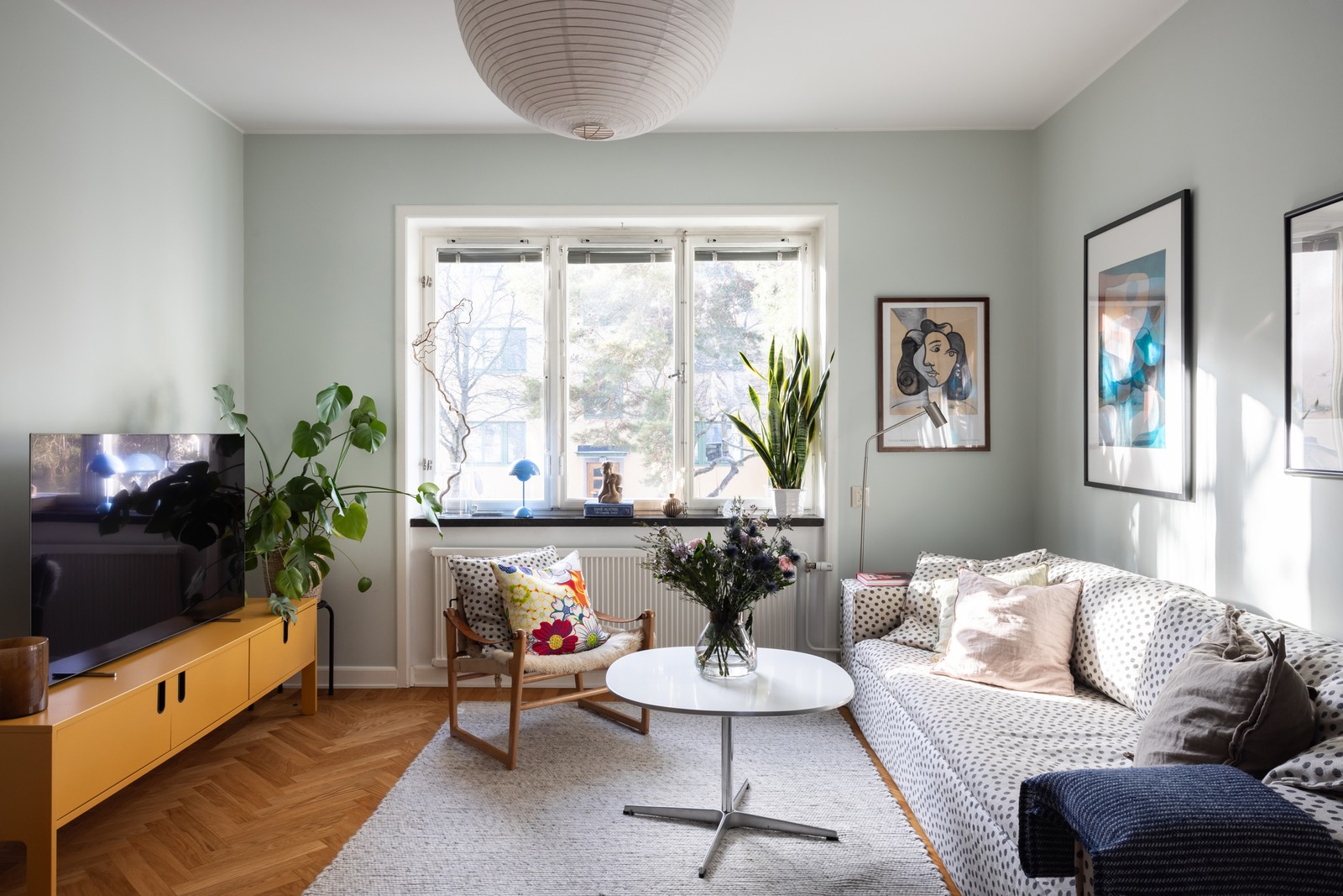 Fönster i ett högt läge mot den lugna gatan