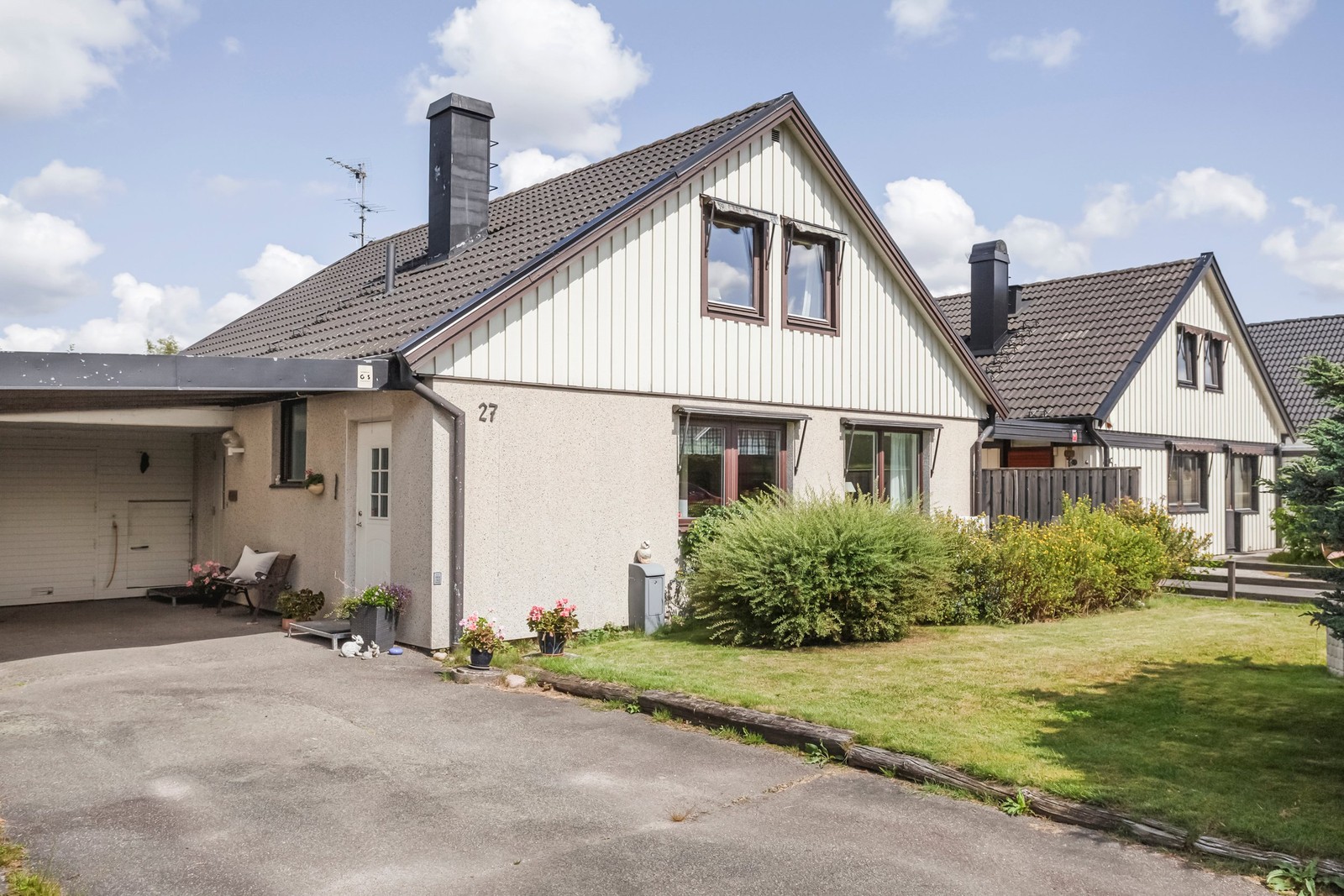 Näst längst in på återvändsgata finns denna välplanerade bostad i 1 1/2 plan