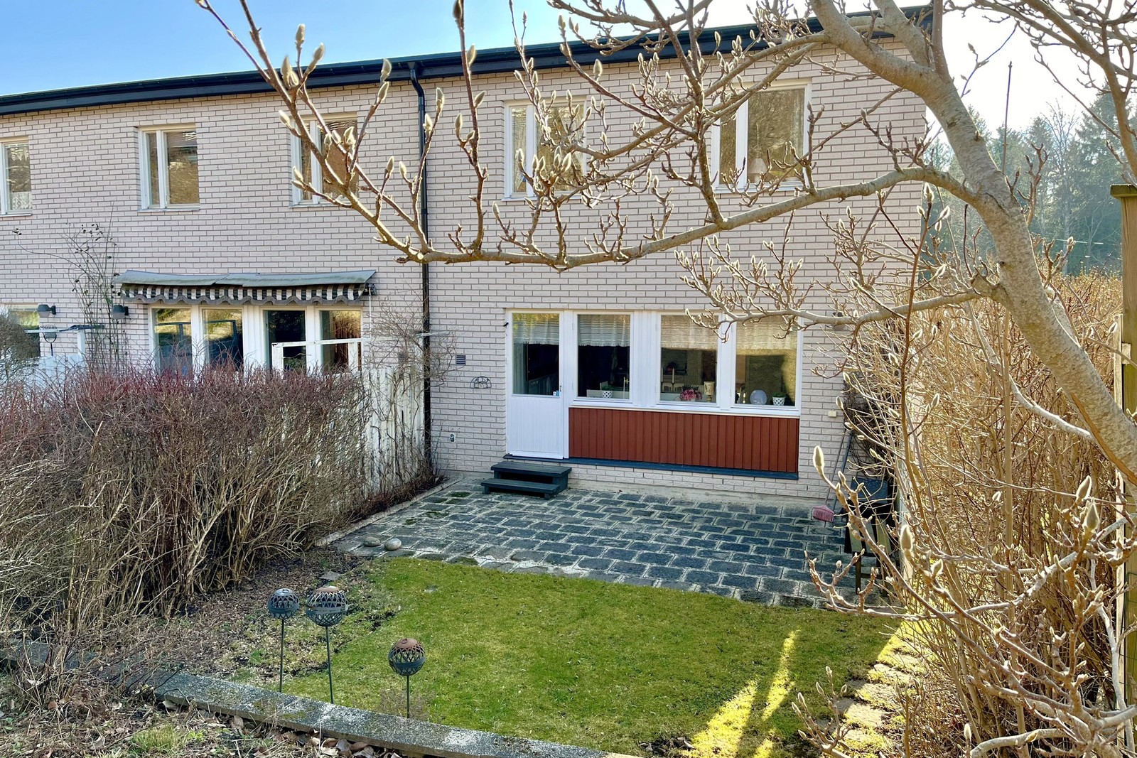 Fasad och trädgård baksida