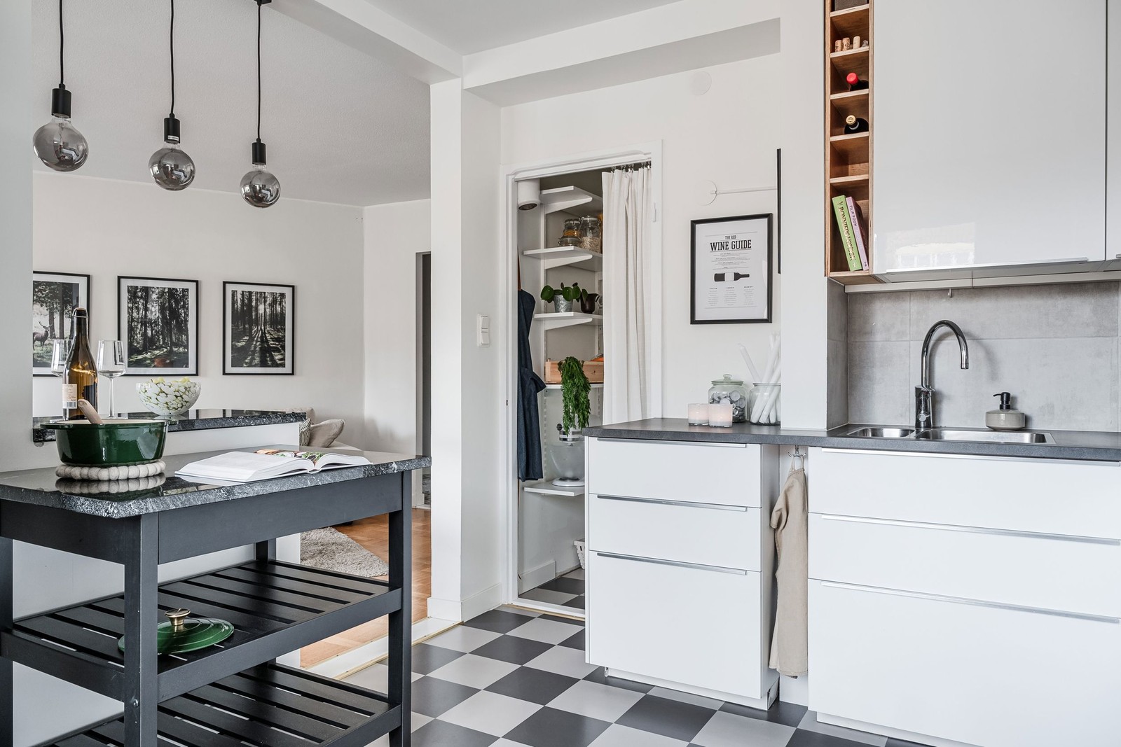 Idag är bostaden utan möbler, här kan man därför se hur det ser ut möblerat.