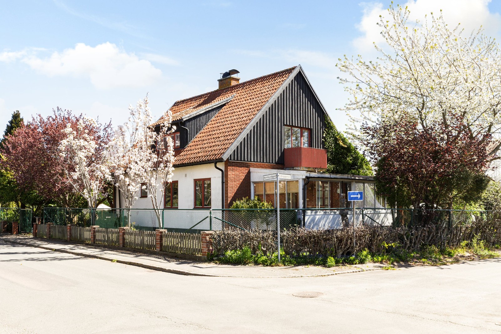 Hörntomt med bra läge i Skillinge