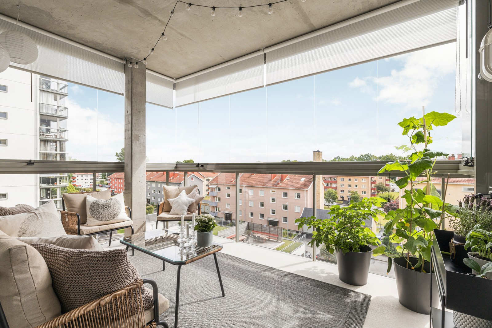 Välkommen till Norra Bogesundsgatan 10 - en modern trea med inglasad balkong och fri utsikt.