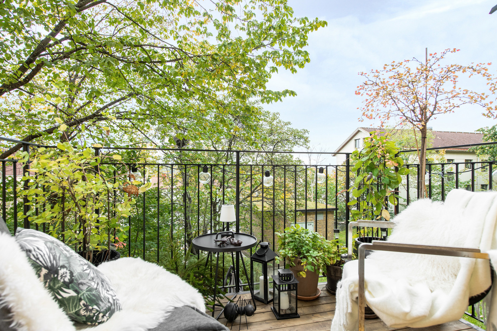 I lummig och härlig miljö kan du blicka ut över innergården