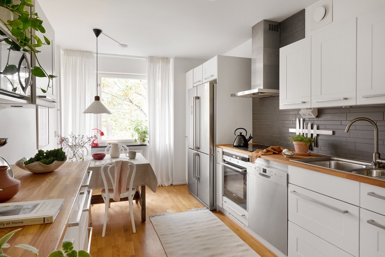 Välkommen till detta kvadratsmarta hem med ljusa ytskick!