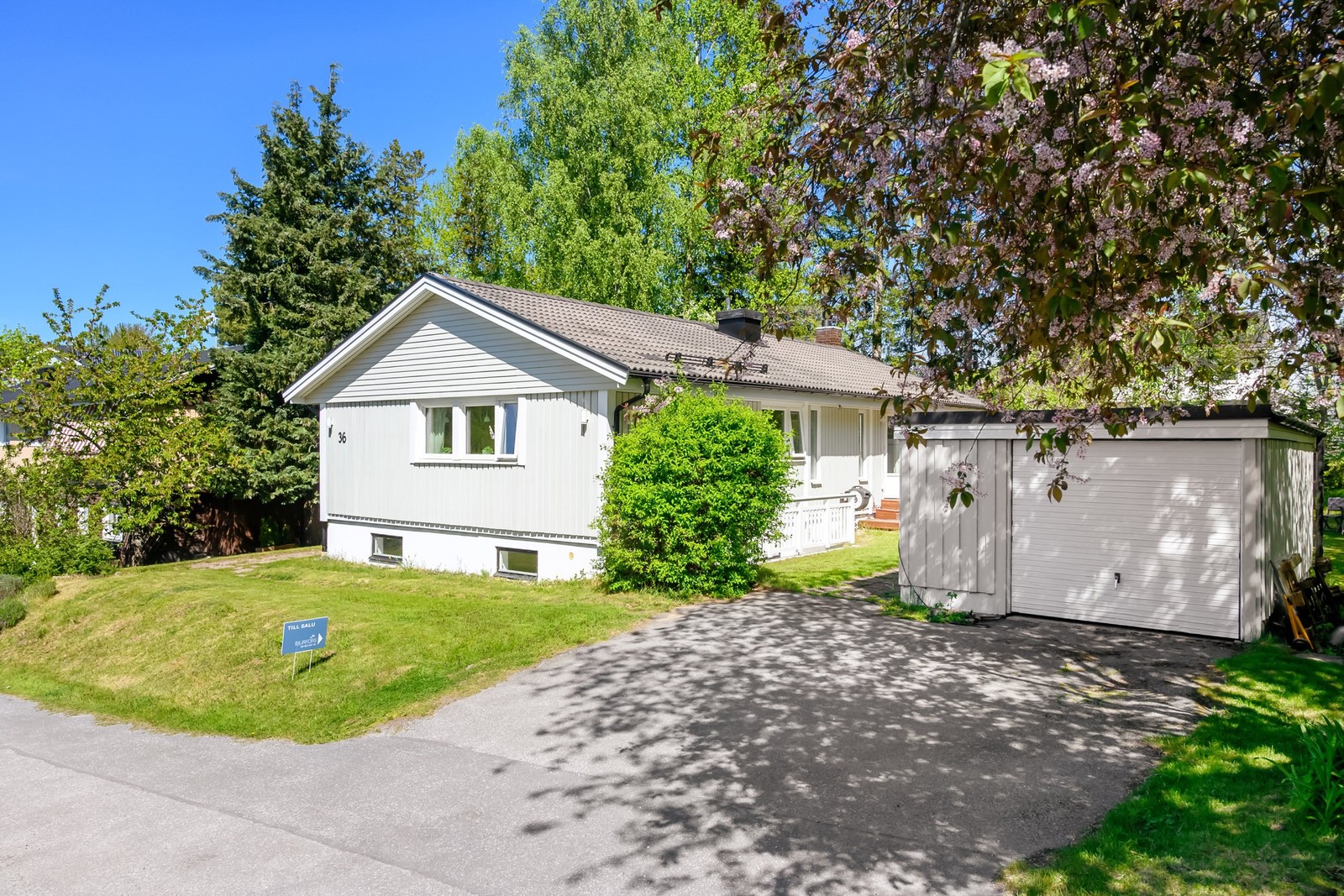 Rymlig familjevilla på lummig tomt i barnvänligt område