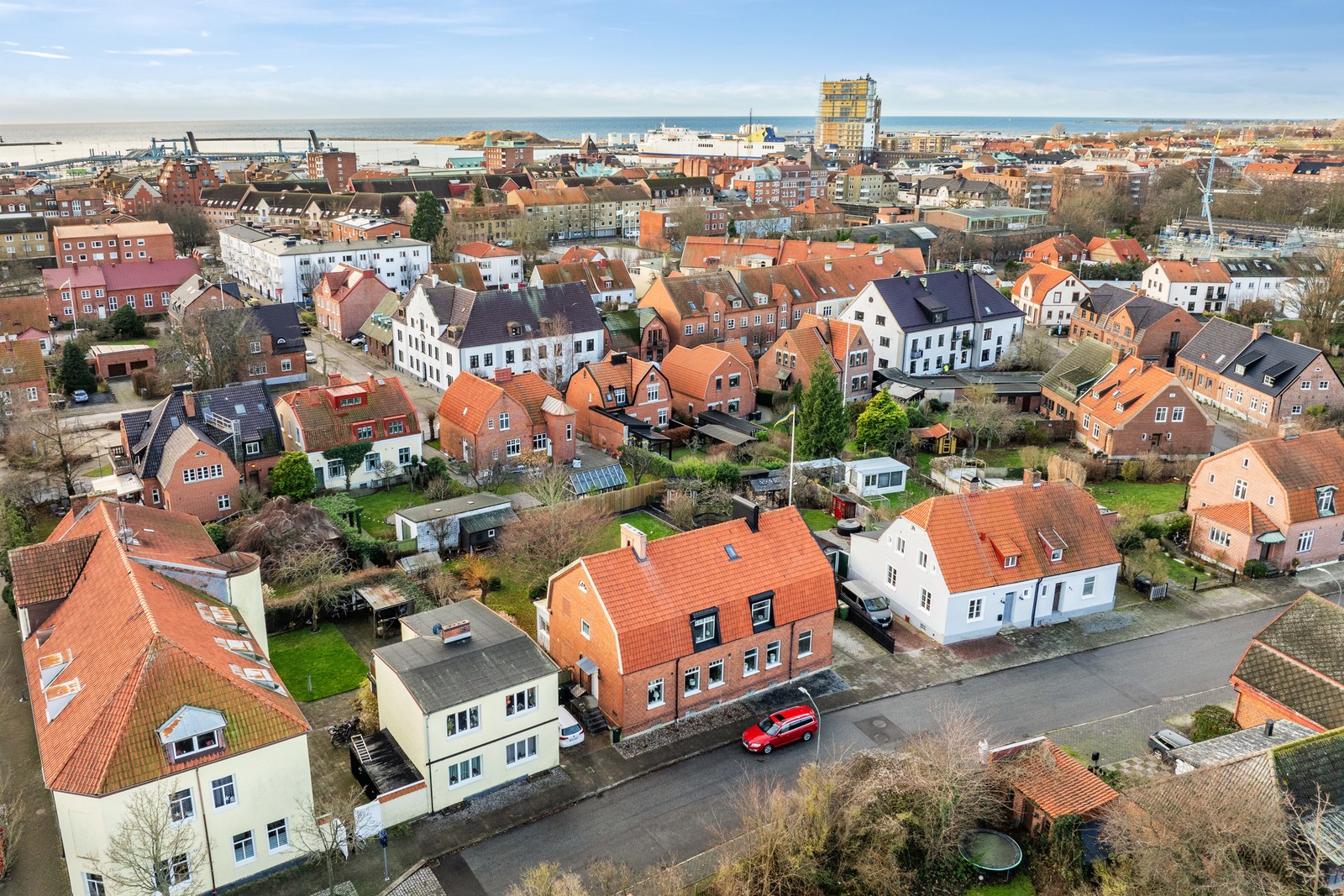 Parhus anno 1923 med generösa sällskapsytor och flera sovrum. Trädgård med uterum.