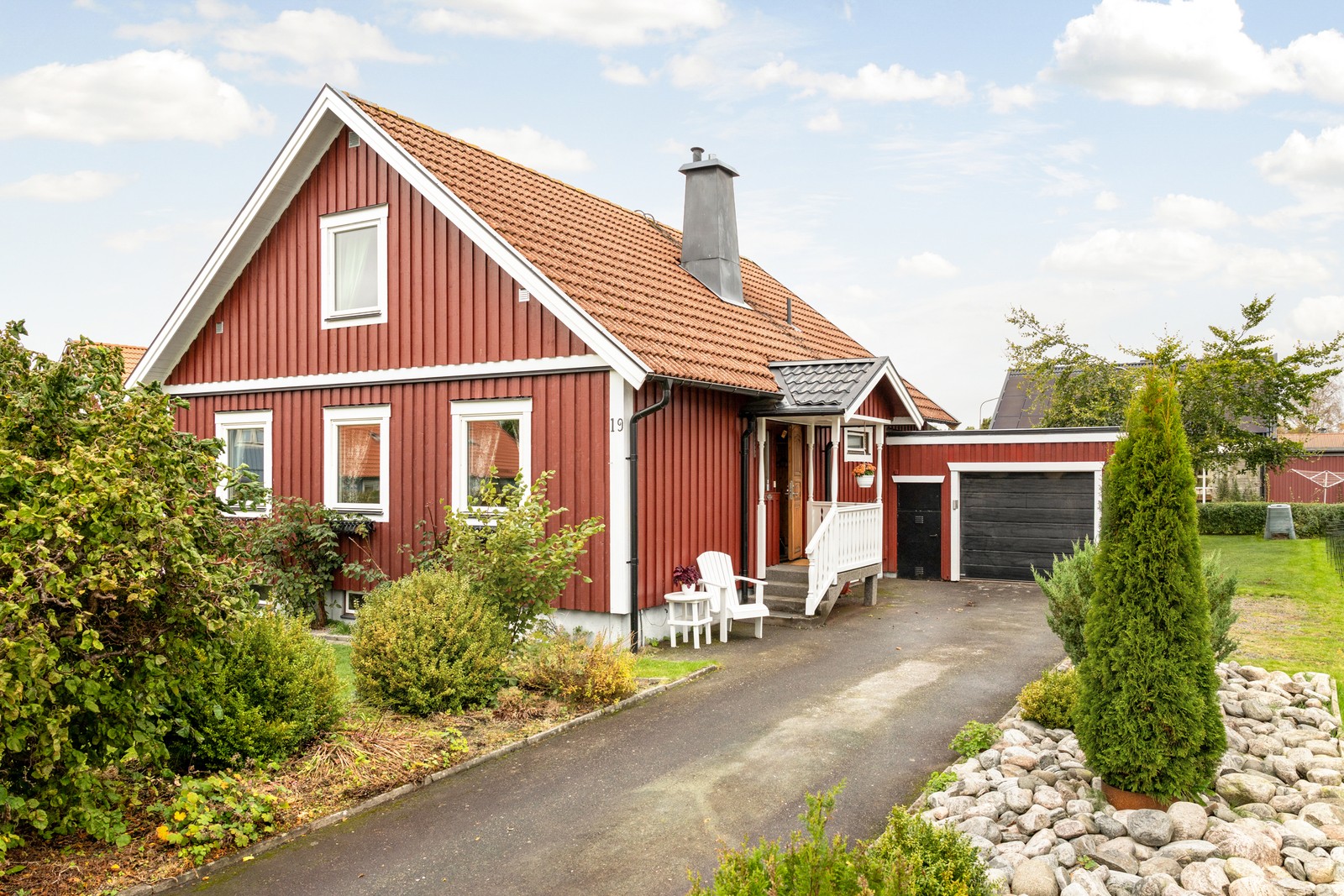 Välkomna till Kornvägen 19, en välplanerad familjevilla i hjärtat av Fjärås