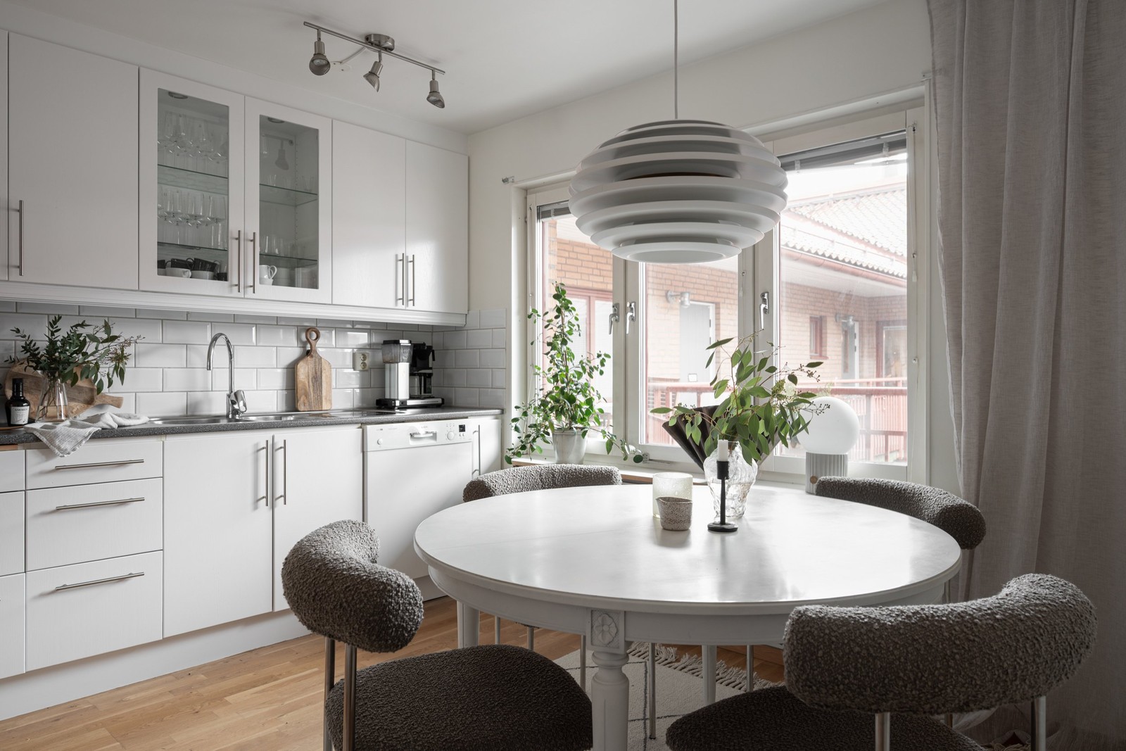 Välplanerad, charmfull tvåa med en rymlig, social planlösning - mitt i hjärtat av Haga!