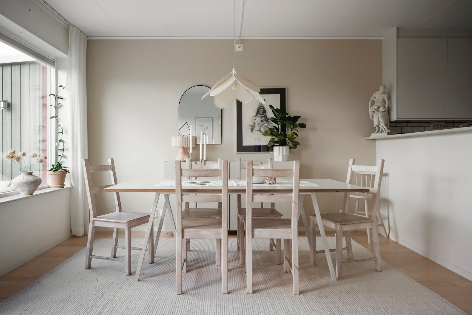 Ljus askparkett och fin fondvägg