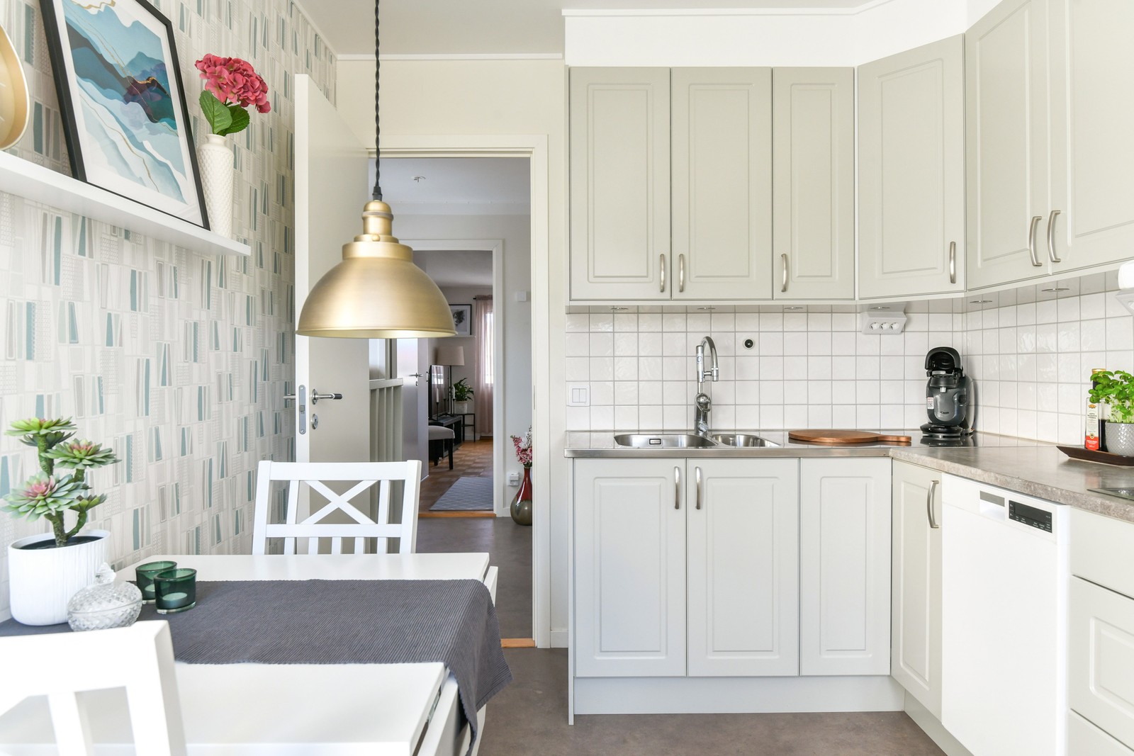 Köket som är totalrenoverat 2016 har fina luckor och skåp i ljusgrå kulör