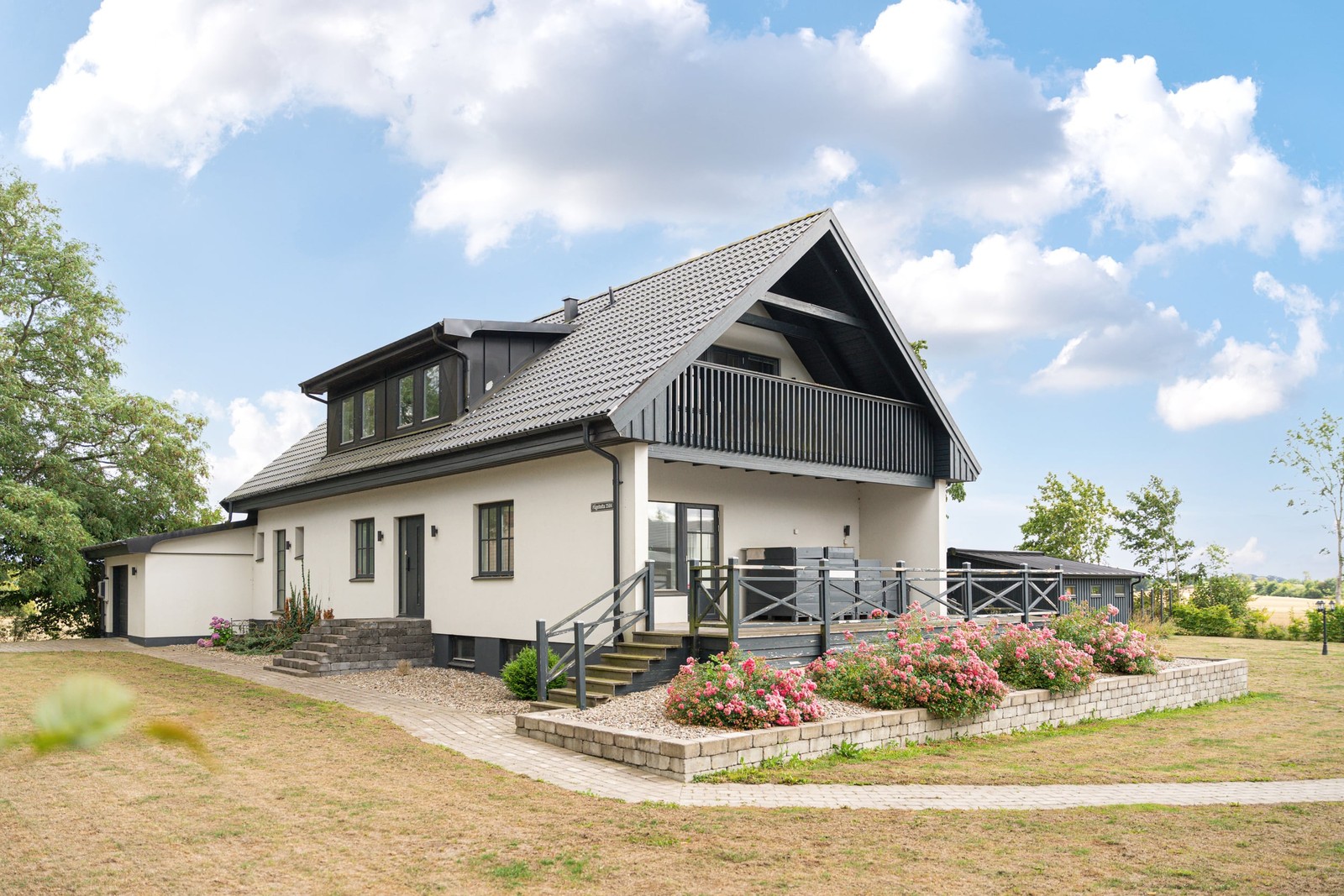 Stort helrenoverat hus i Fågeltofta