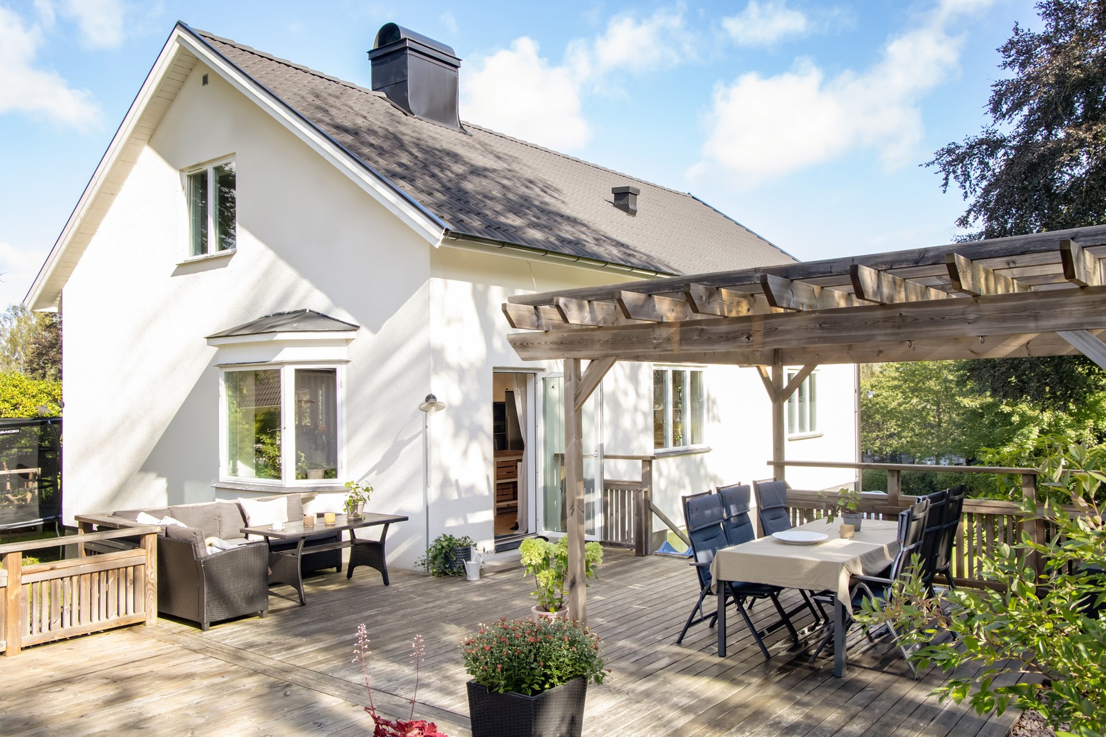 På Helgdagsbacken 9 finns denna fina familjevilla