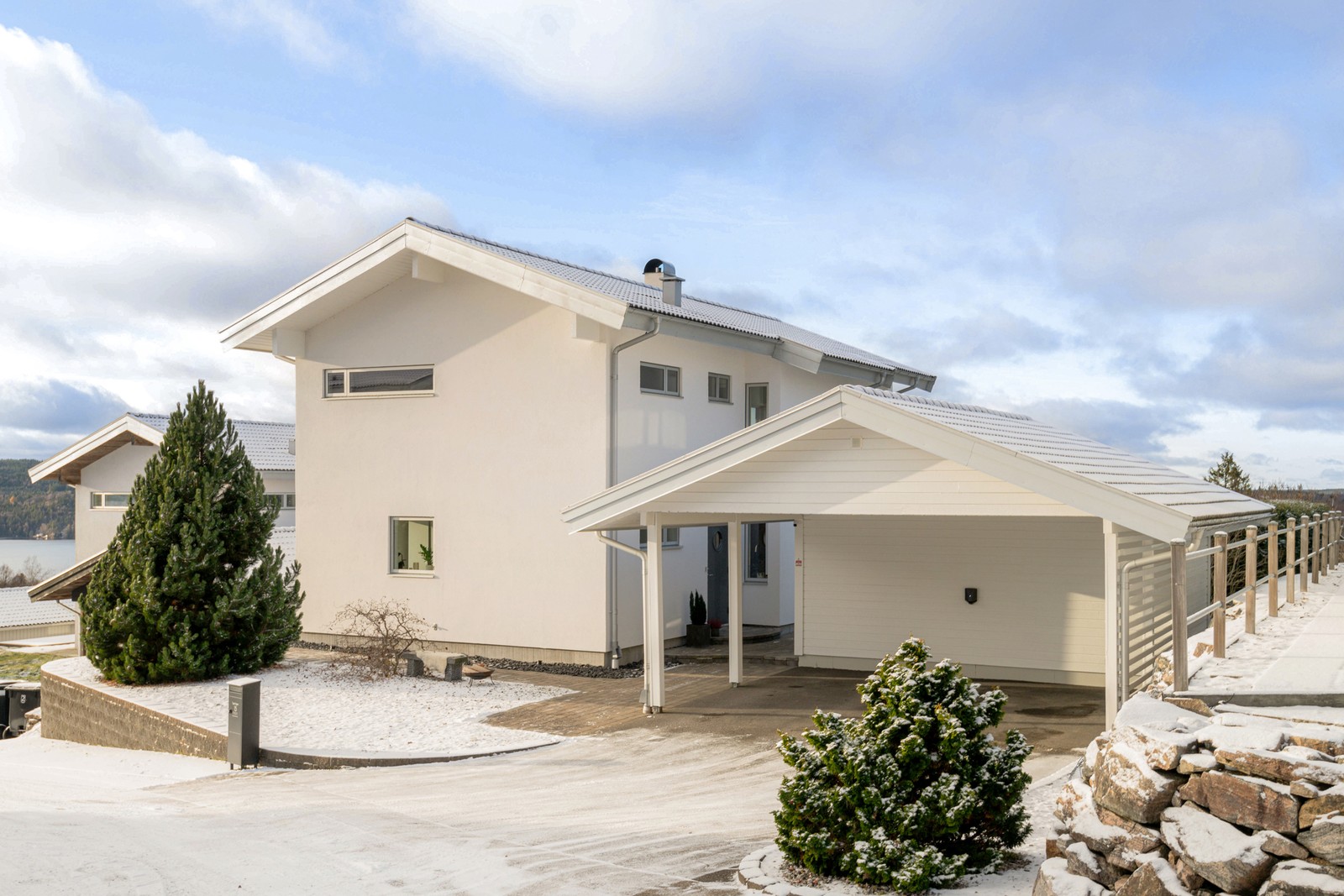 Välkomna till denna renoverade familjevilla med högt läge och enastående utsikt mot Öresjö