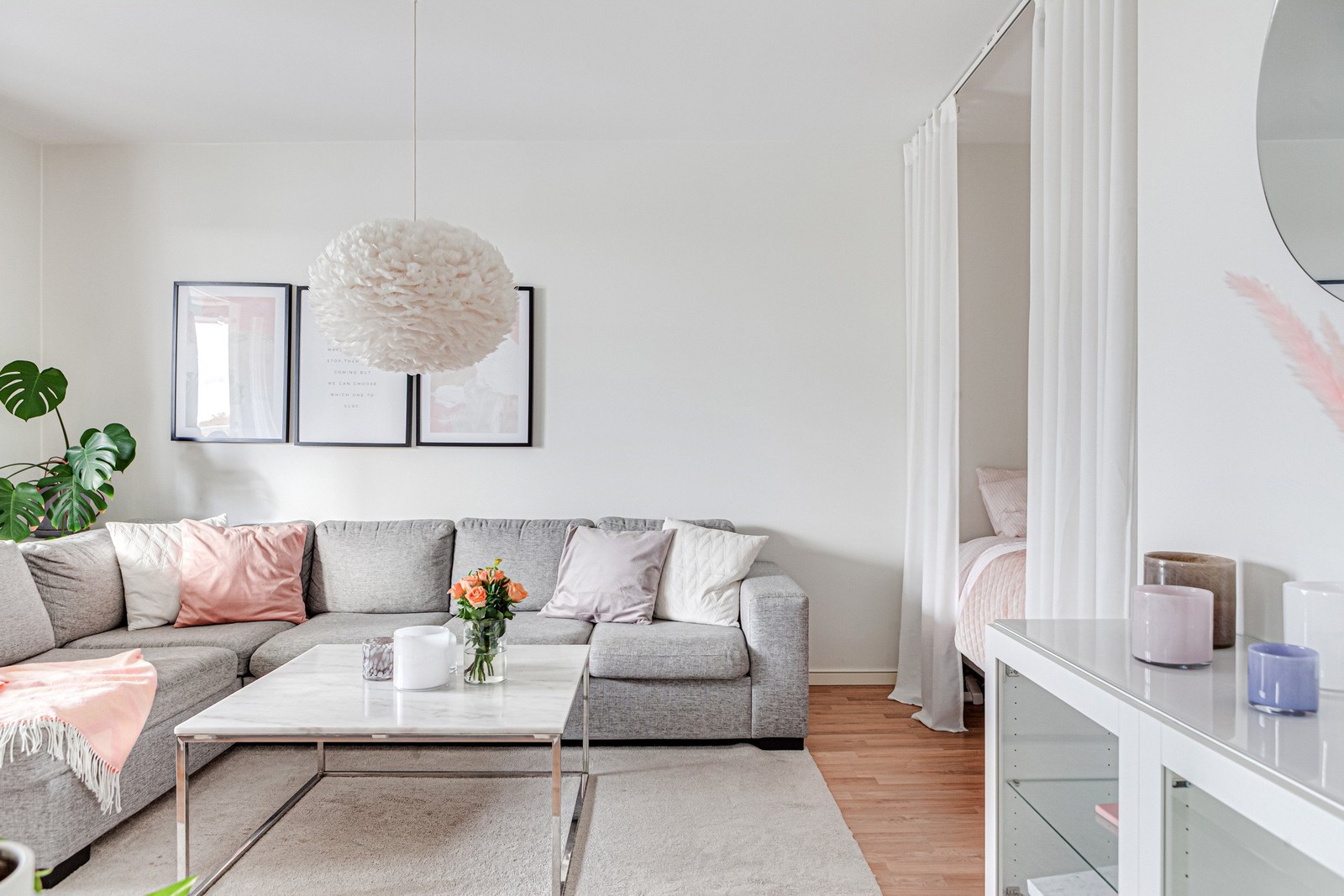 Välkomna till denna ljus, stilrena 1,5:a med stor inglasad balkong