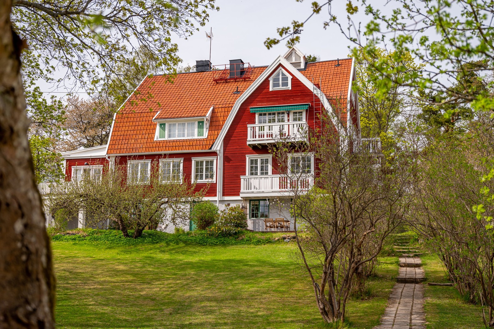 I en stor och pampig grosshandlarvilla, med drag av nationalromantik, ligger denna strålande bostad