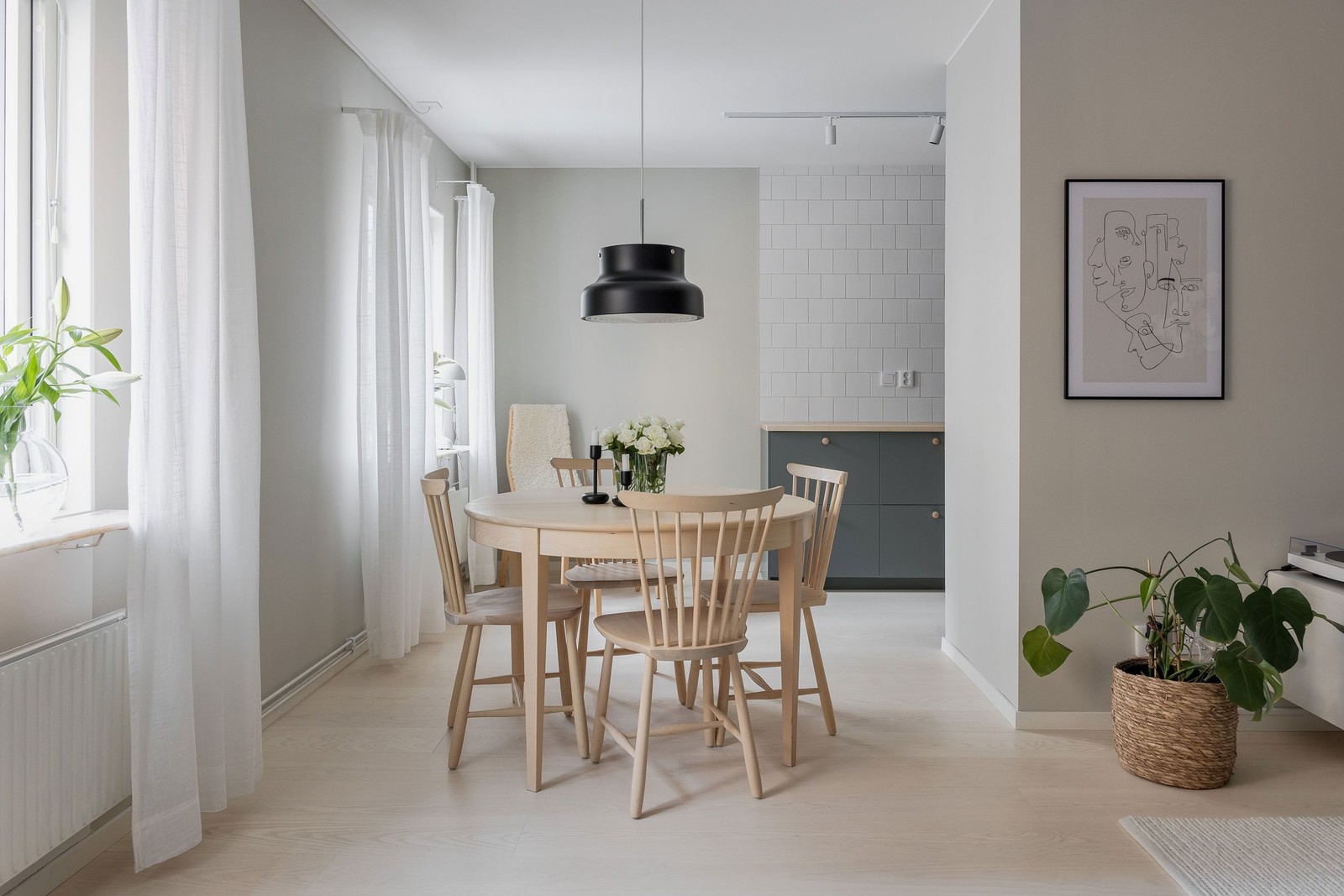 Trevliga ytor genomsyrar bostaden