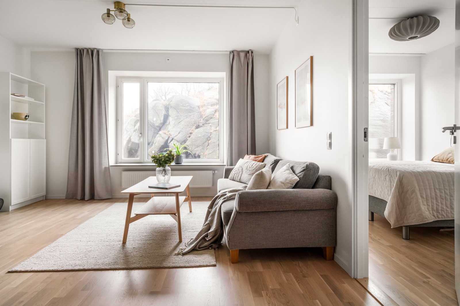 Mycket ljus från stora fönster