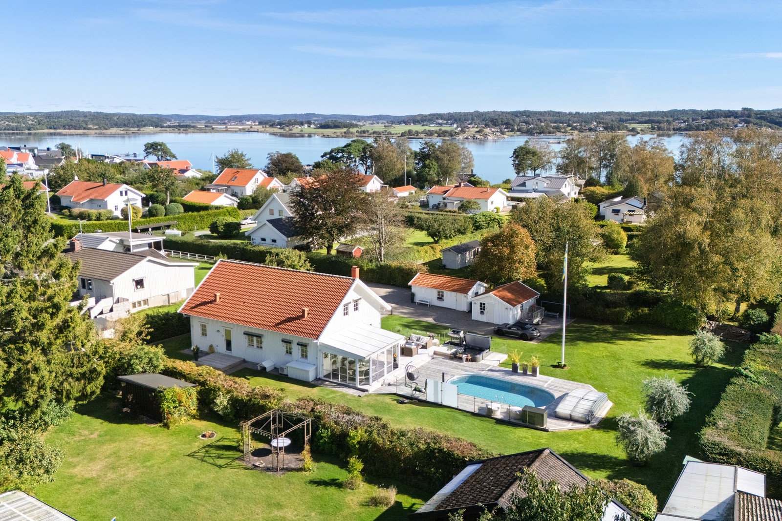 Vacker villa med pool, spa och insynsskyddad tomt