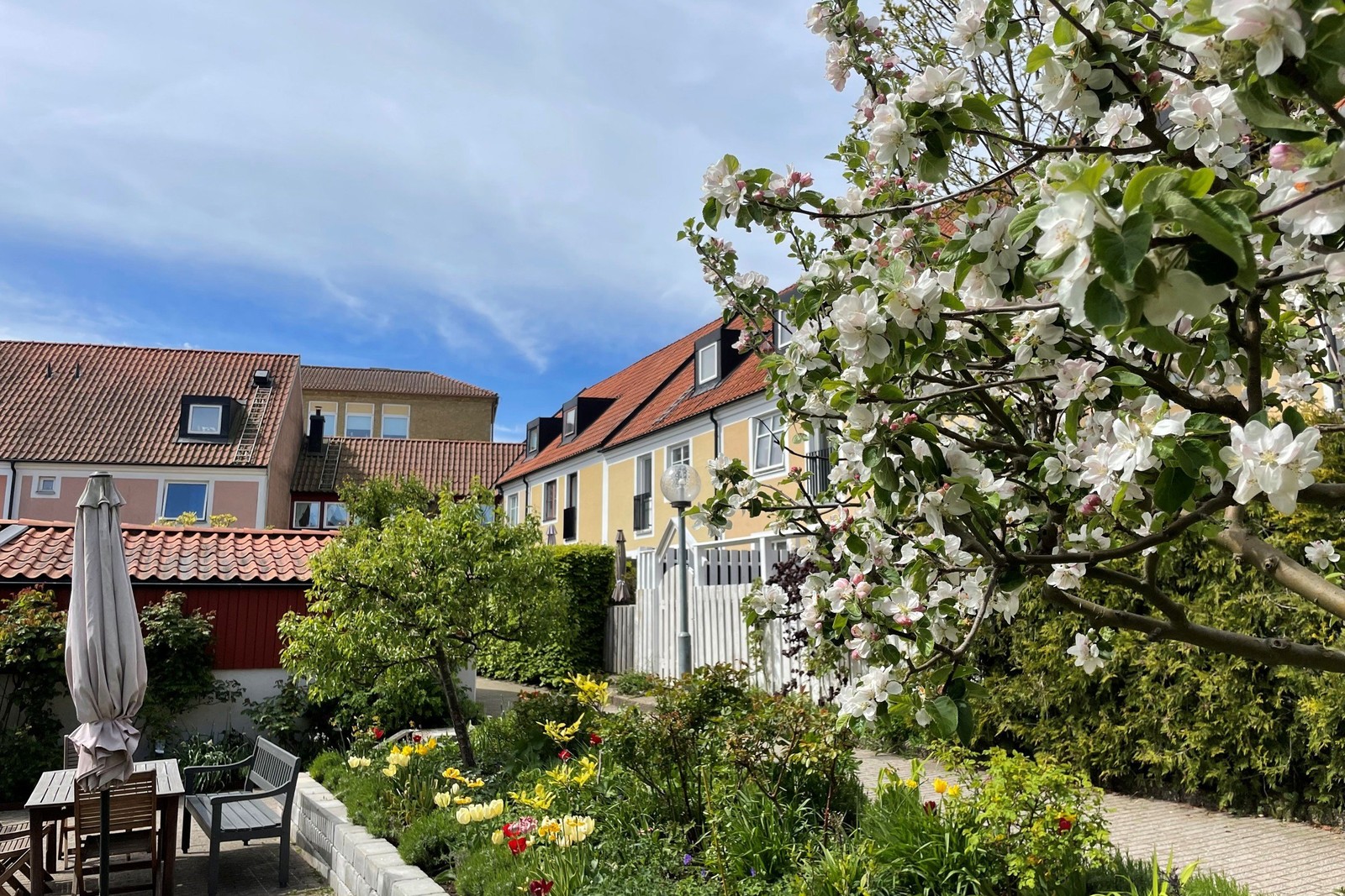En lugn och lummig miljö med händelsernas centrum runt hörnan