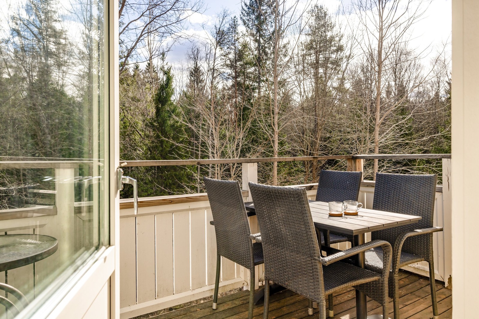 Den rymliga balkongen är insynsskyddad