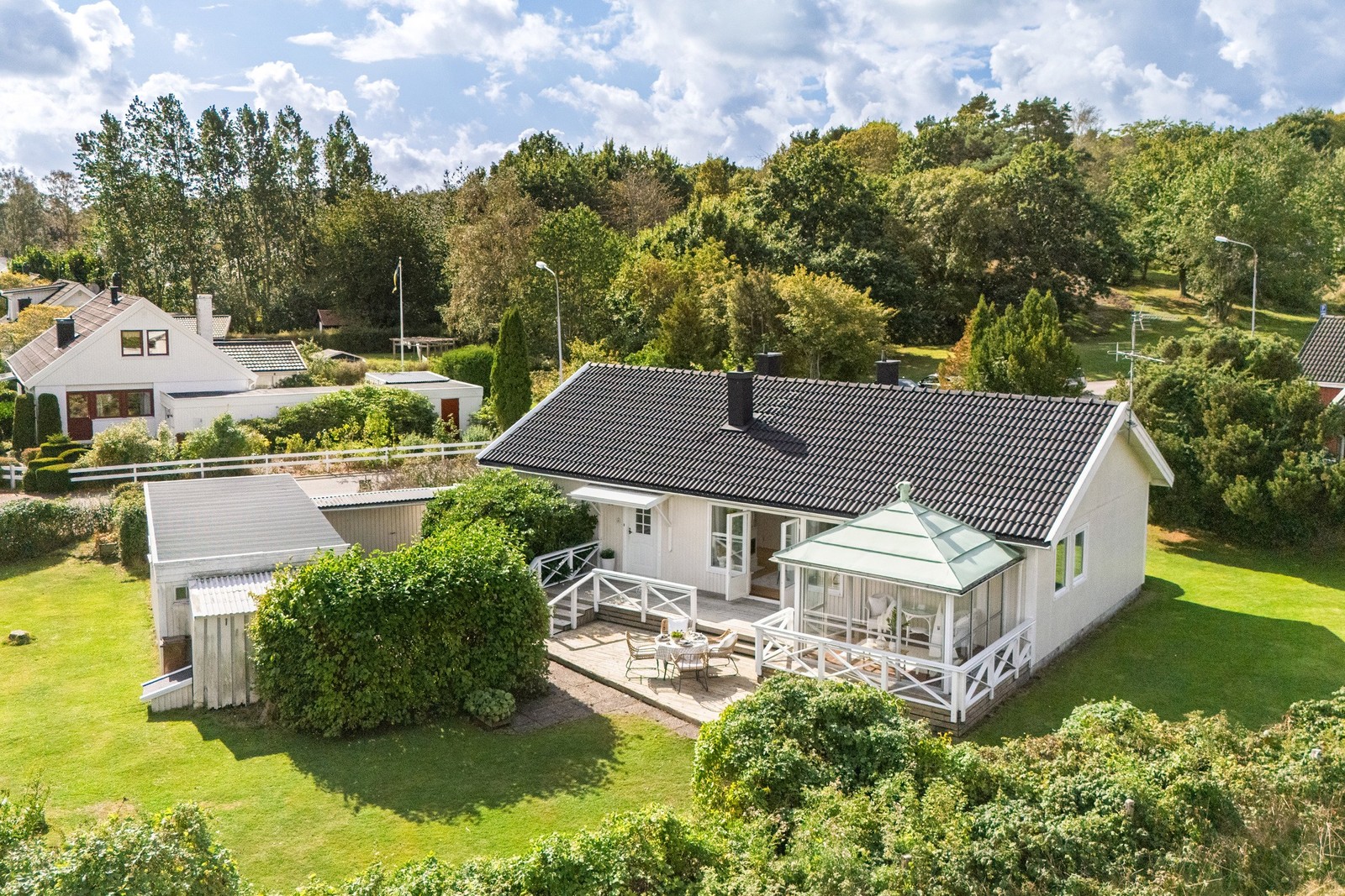 Enplansvilla med idylliskt läge, utsikt över ängarna och närhet till salta bad