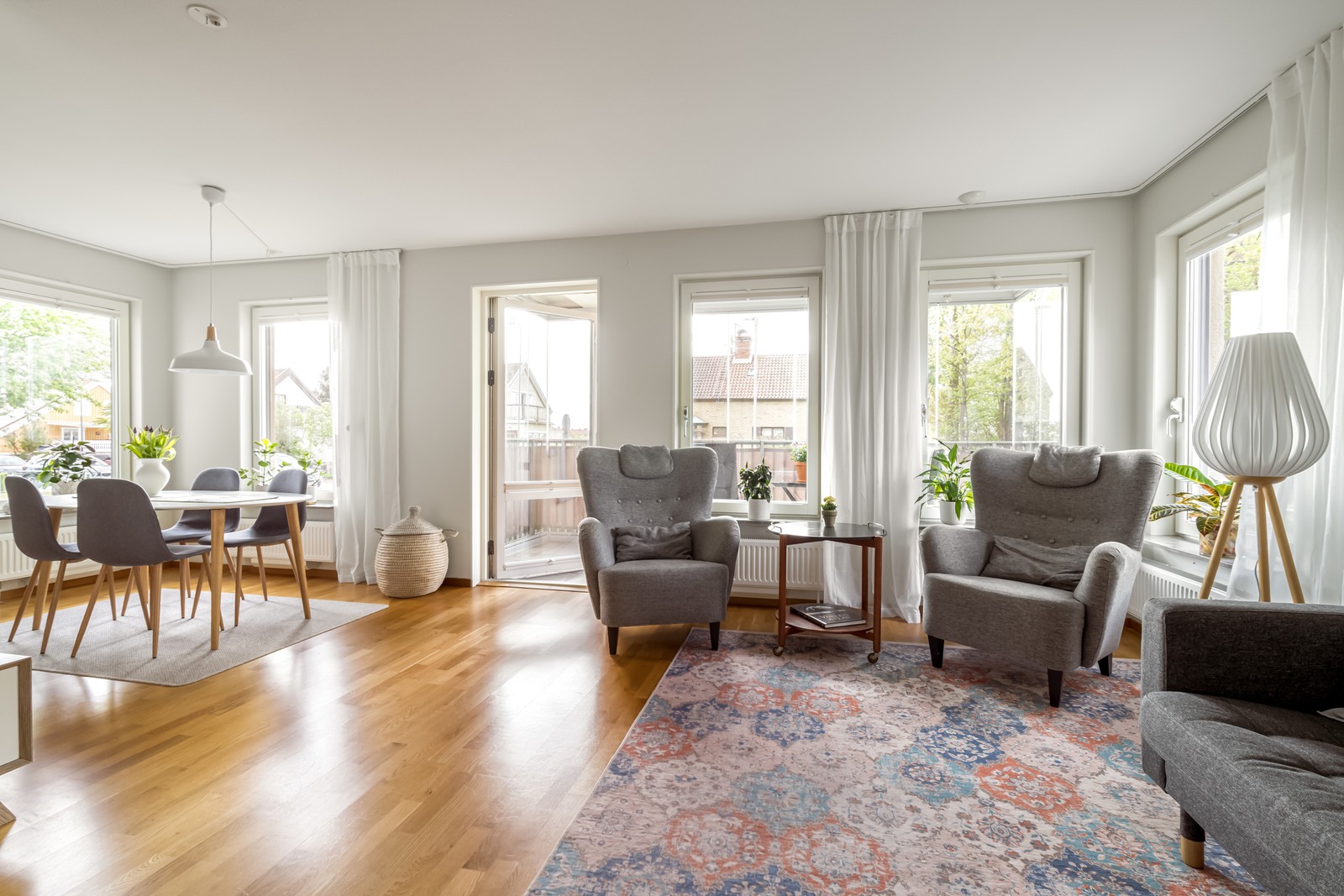 Varmt välkomna till Landerigatan 15D och denna hemtrevliga trea