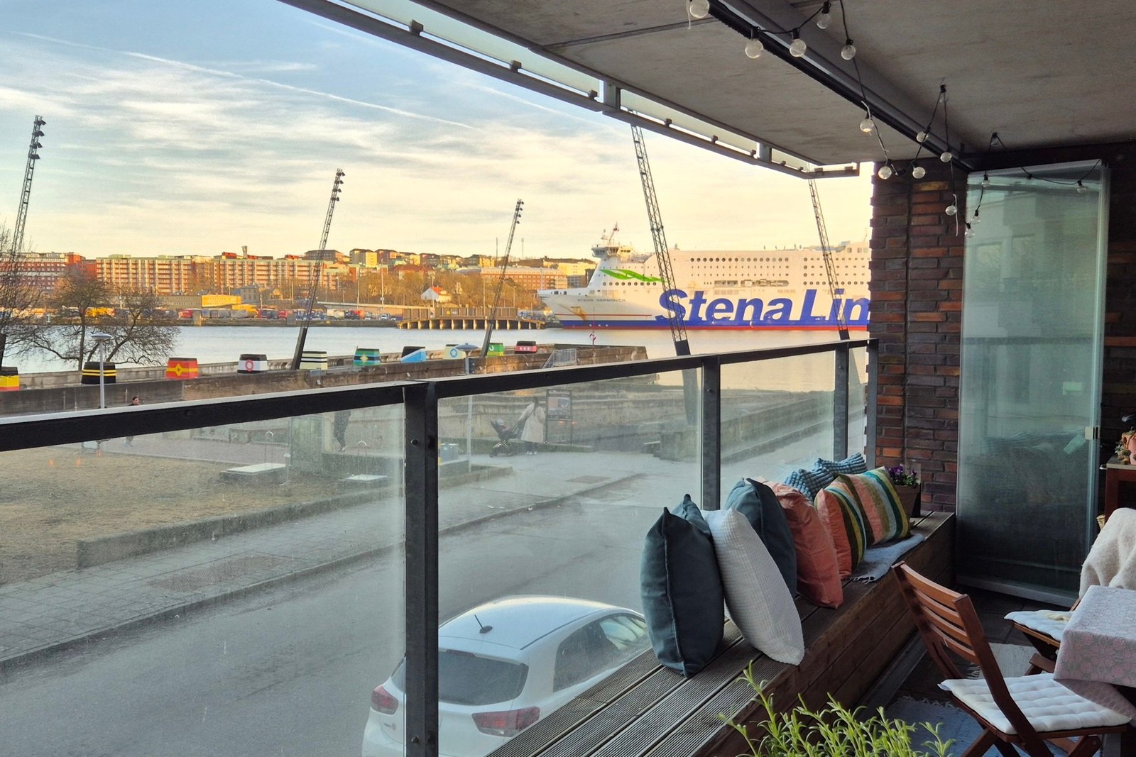 Stor inglasad balkong med vy mot älven