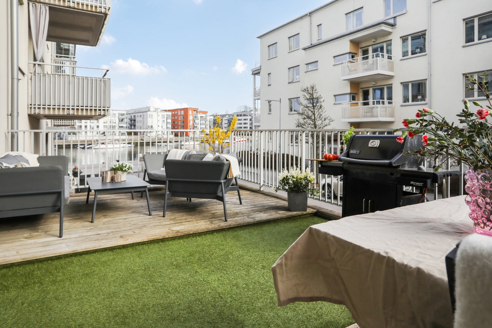 Bostadens hjärta, den generösa uteplatsen i solsäkert läge med vattenvy