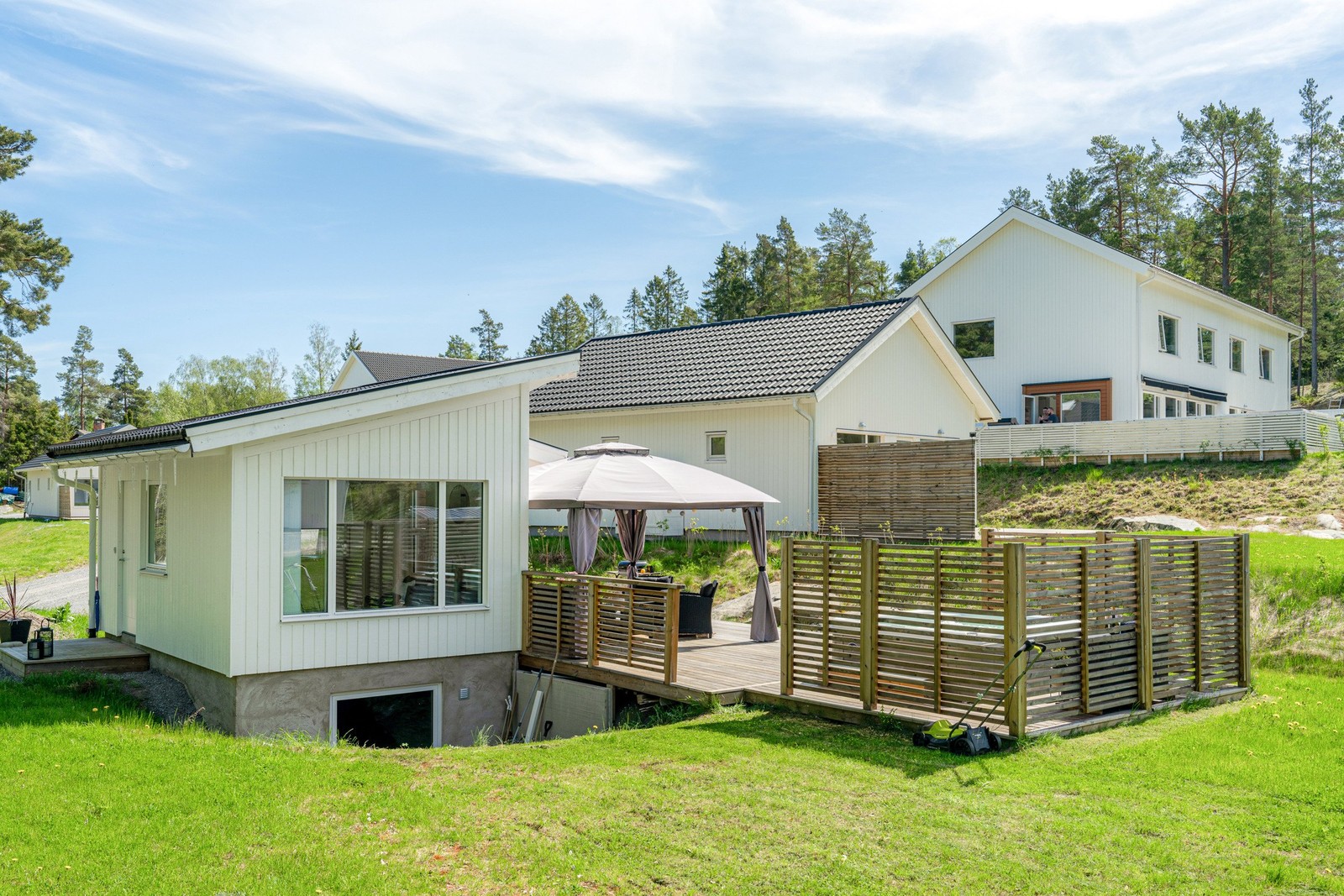 Solig plan tomt för lek och vila