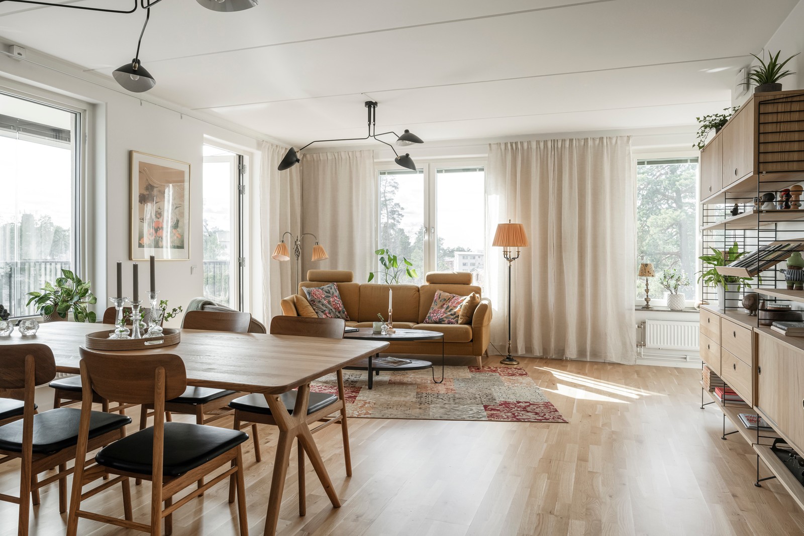 Öppen planlösning mellan kök, matplats och vardagsrum
