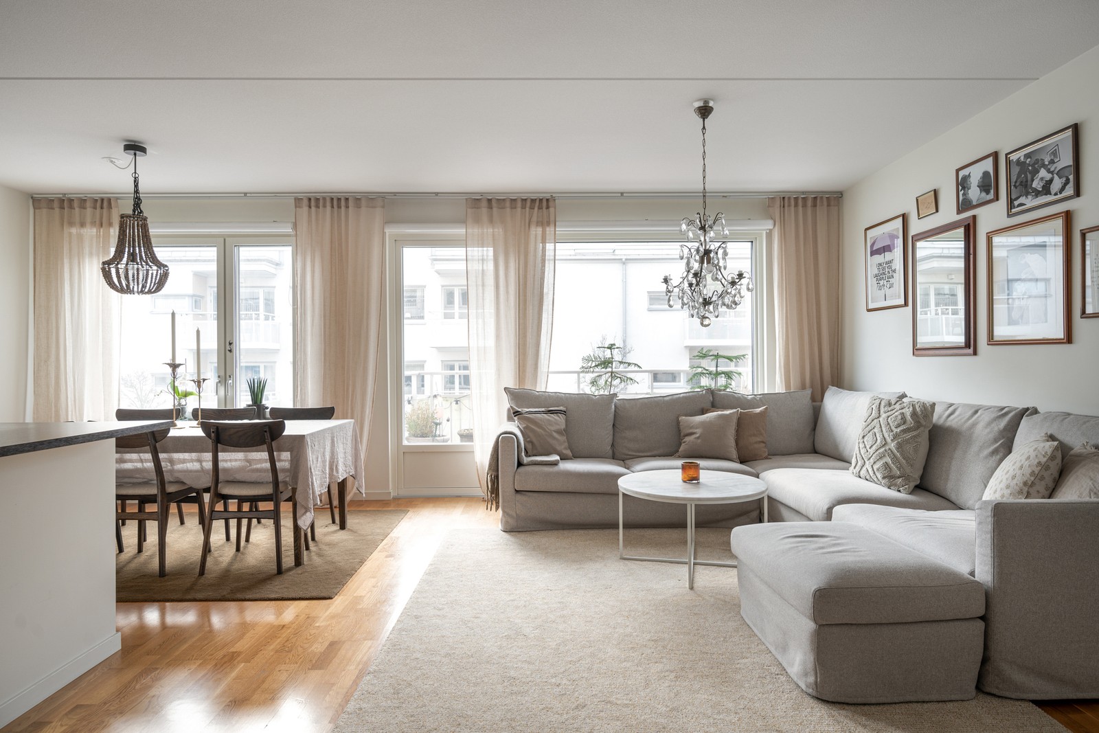 Här möts du av rymliga ytor och härligt ljusflöde