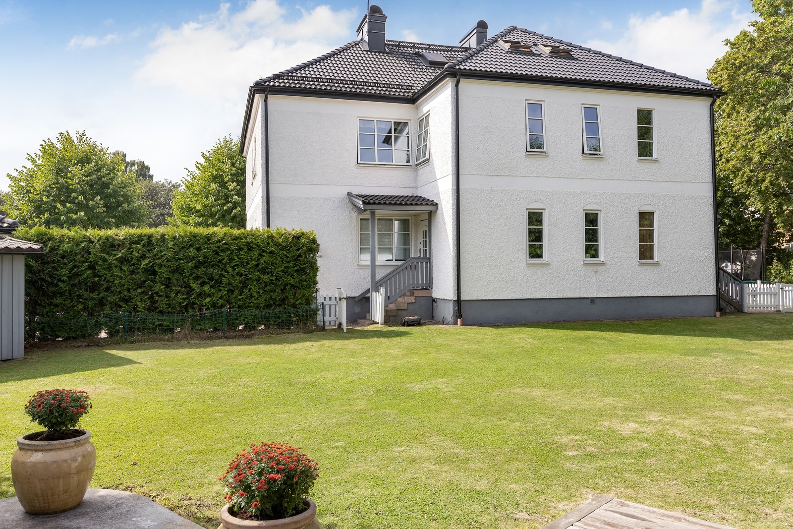 Nu saluförs denna välskötta och renoverade fastighet bestående av tre lägenheter