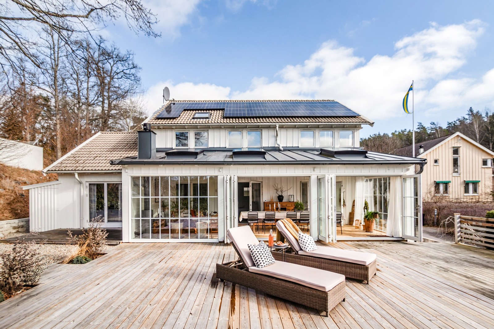 Uterum och stor altan i perfekt sydvästläge